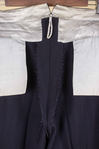 SWEDISH 1942 DARK BLUE STRIPED THREE PIECE BESPOKE SUIT BY STRÖMS. SIZE CA EU 52-54