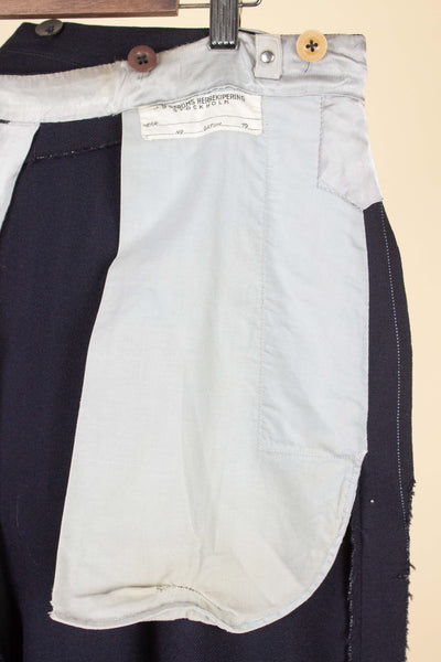 SWEDISH 1942 DARK BLUE STRIPED THREE PIECE BESPOKE SUIT BY STRÖMS. SIZE CA EU 52-54