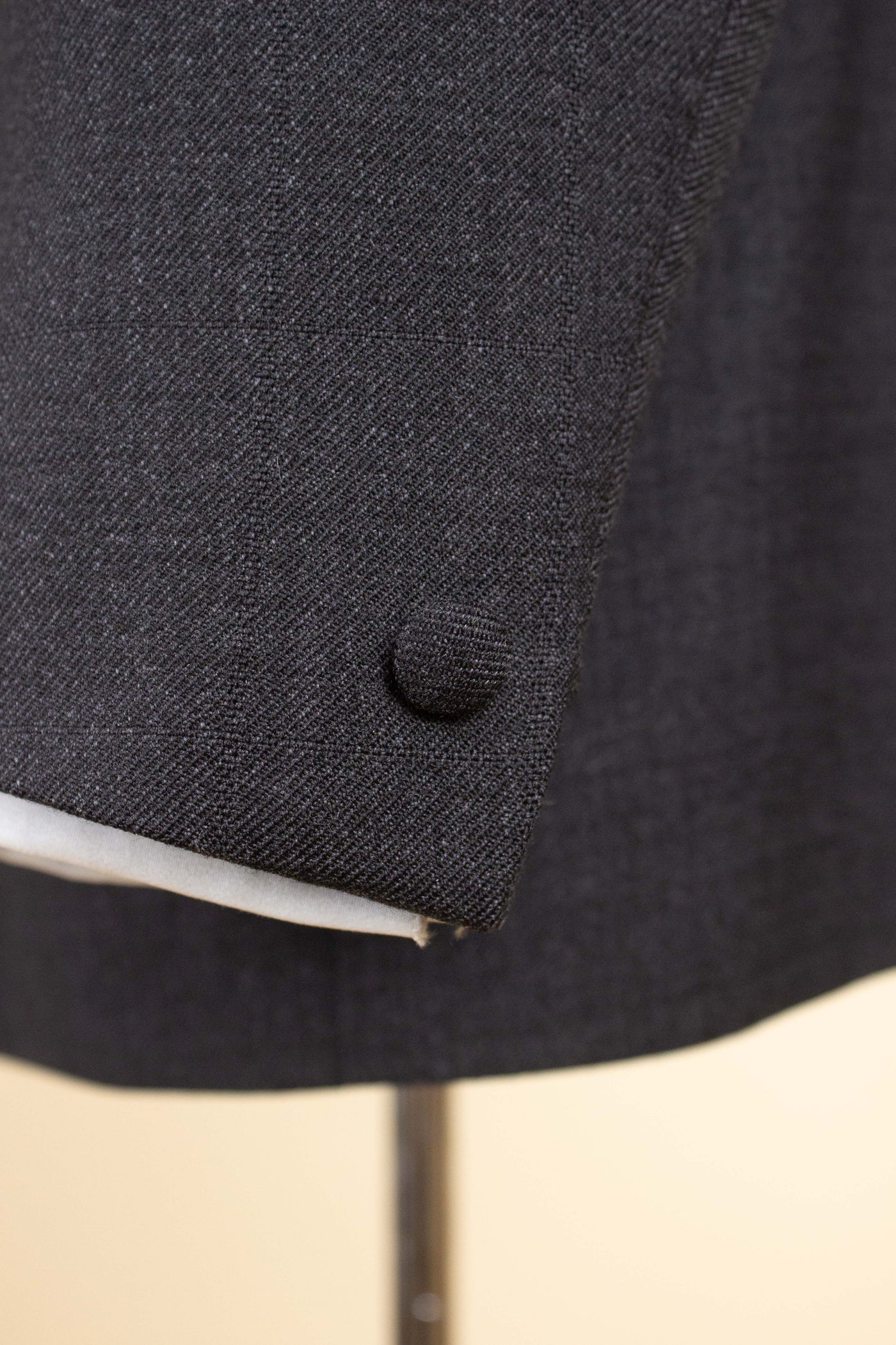 SWEDISH 1960S DARK GREY TWO PIECE SINGE BREASTED SUIT BY ELSON. SIZE CA EU 48