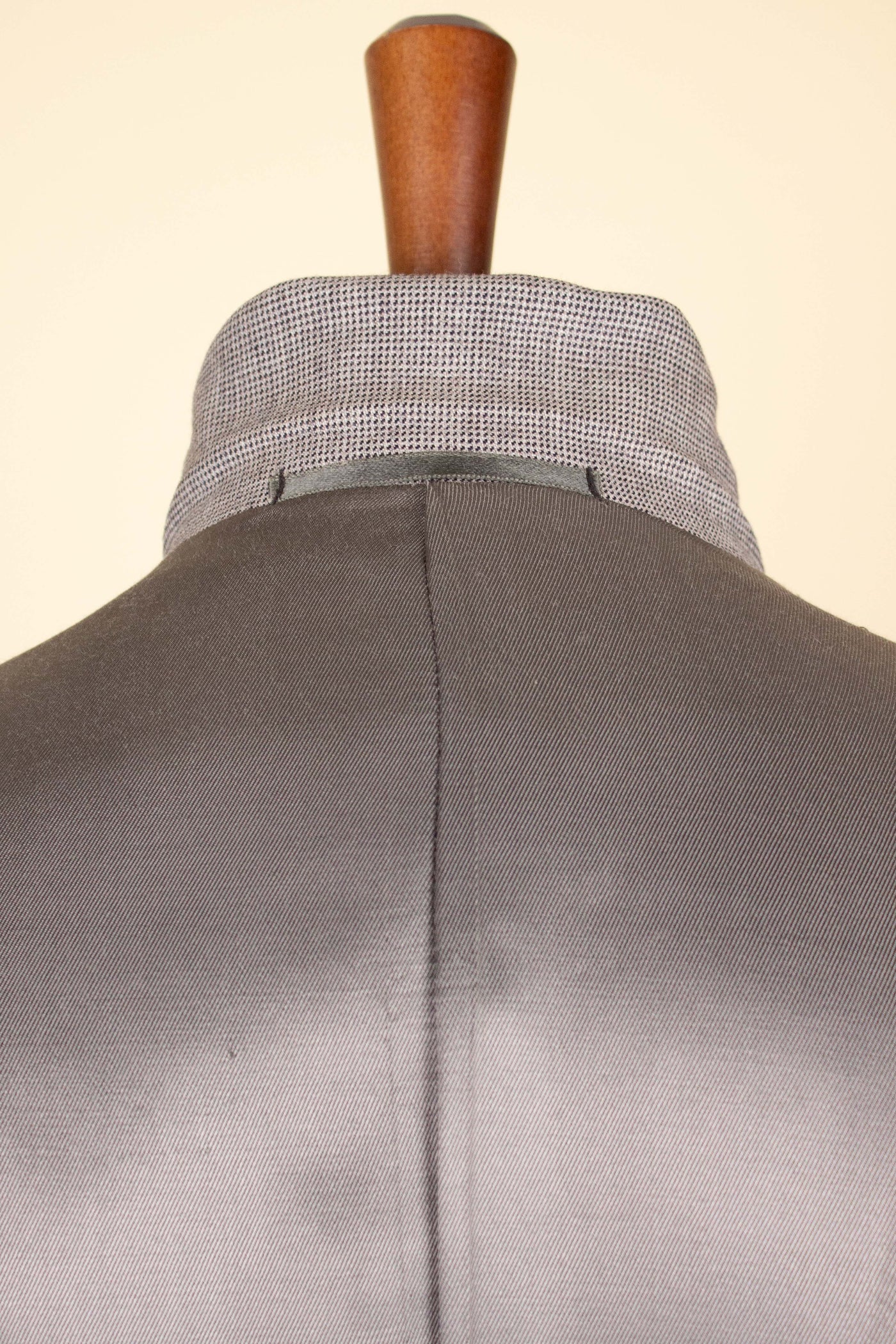 SWEDISH 1940S LIGHT GREY-BEIGE SMALL PATTERNED TWO PIECE SINGLE BREASTED SUIT. SIZE CA EU 54