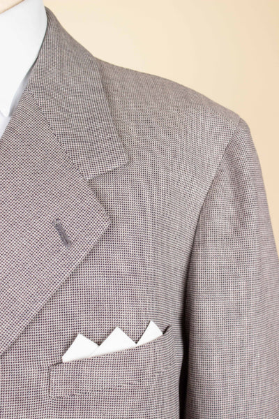 SWEDISH 1940S LIGHT GREY-BEIGE SMALL PATTERNED TWO PIECE SINGLE BREASTED SUIT. SIZE CA EU 54