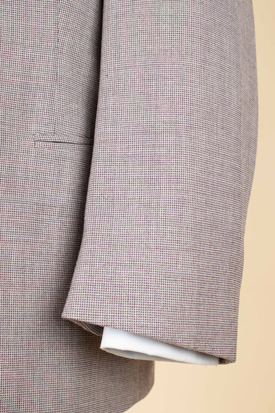 SWEDISH 1940S LIGHT GREY-BEIGE SMALL PATTERNED TWO PIECE SINGLE BREASTED SUIT. SIZE CA EU 54