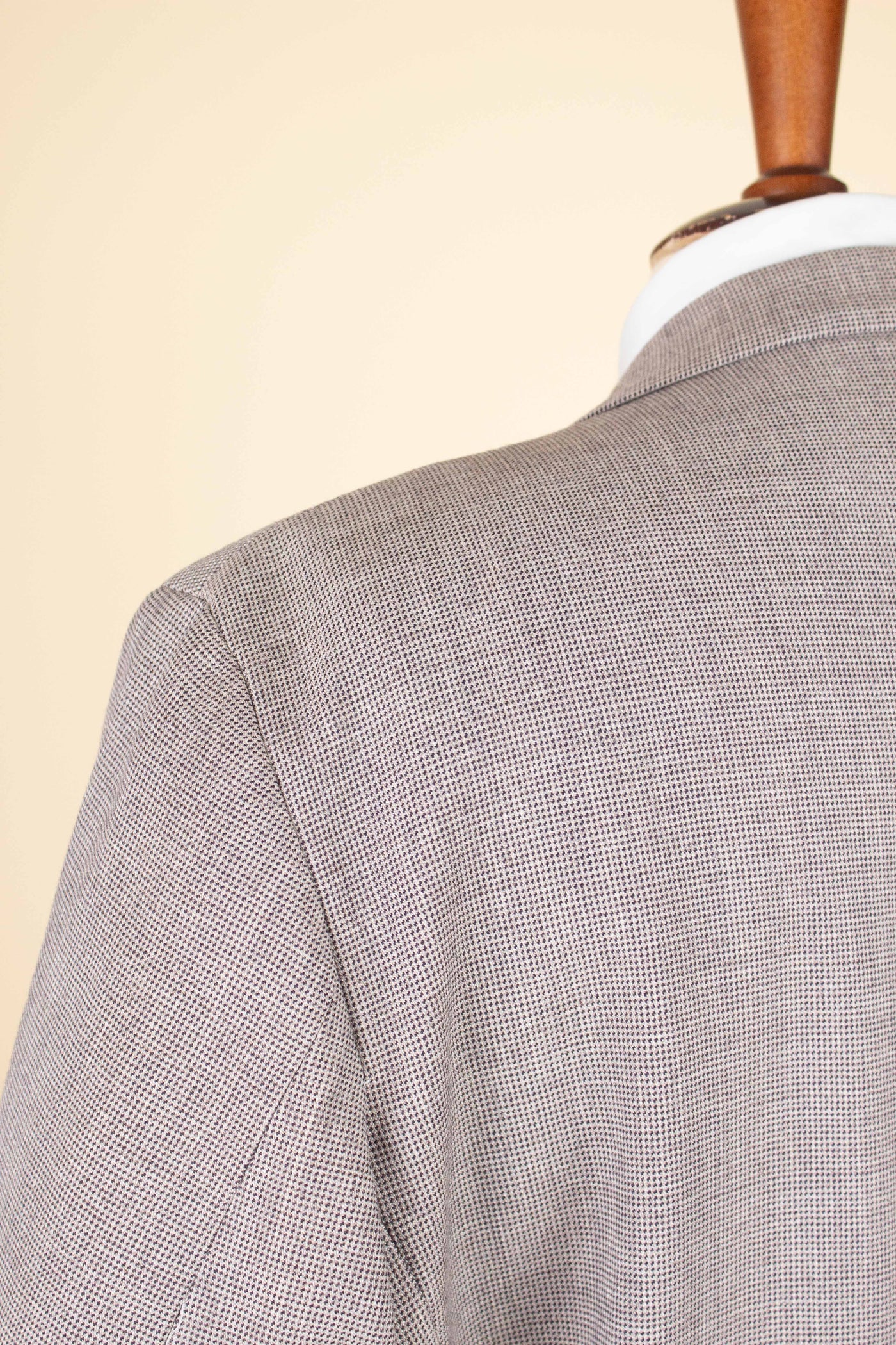 SWEDISH 1940S LIGHT GREY-BEIGE SMALL PATTERNED TWO PIECE SINGLE BREASTED SUIT. SIZE CA EU 54
