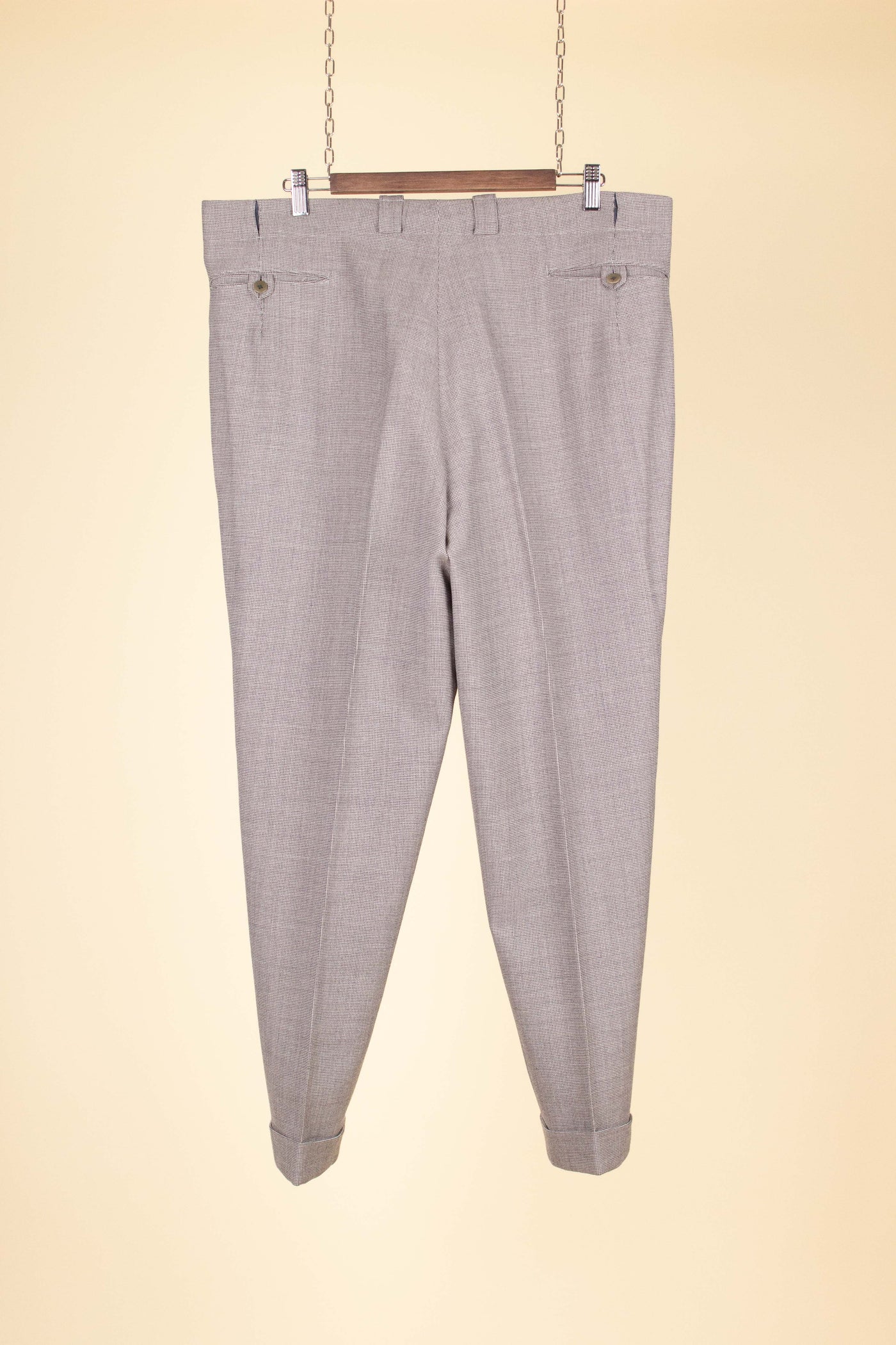SWEDISH 1940S LIGHT GREY-BEIGE SMALL PATTERNED TWO PIECE SINGLE BREASTED SUIT. SIZE CA EU 54