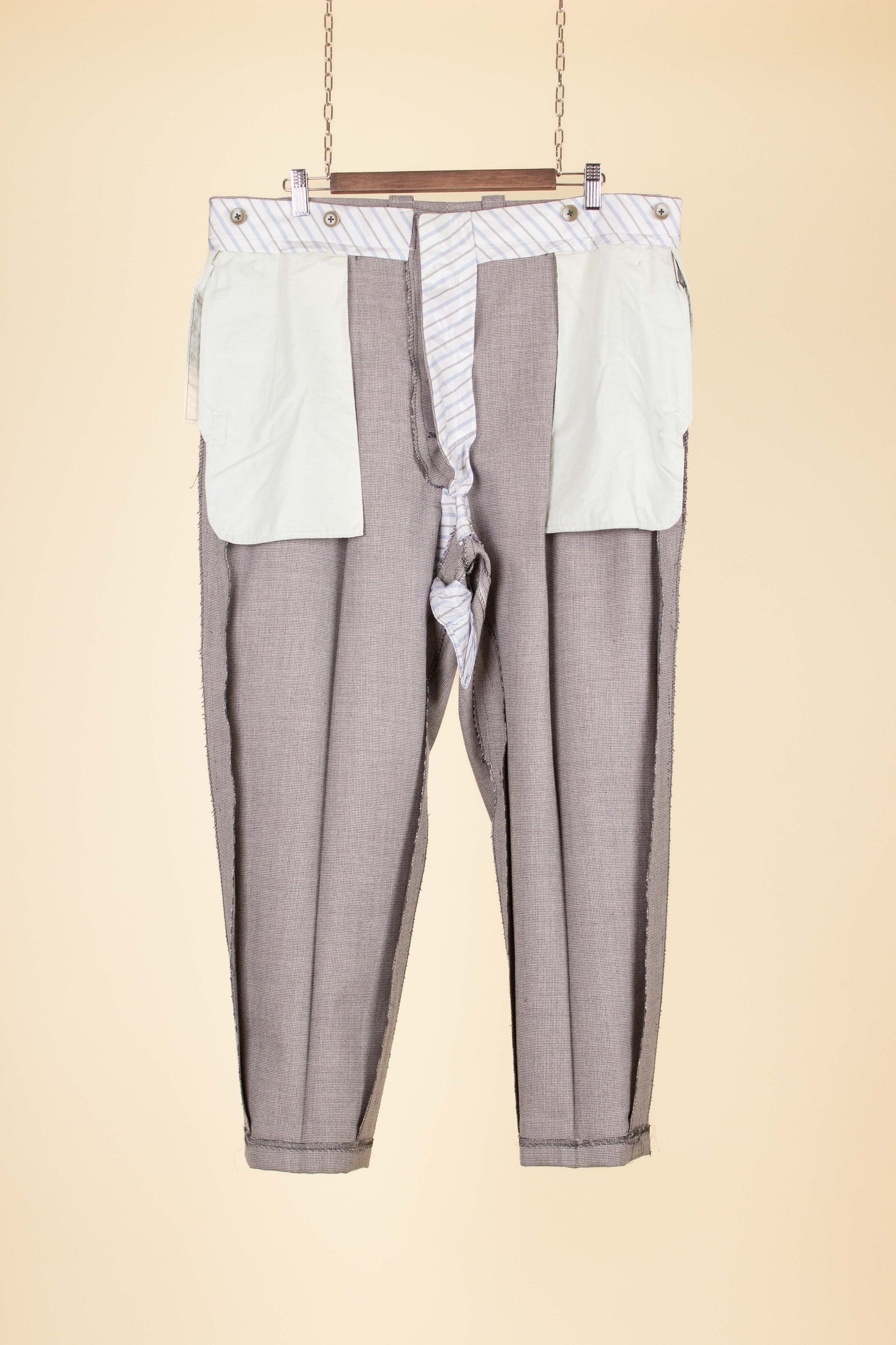 SWEDISH 1940S LIGHT GREY-BEIGE SMALL PATTERNED TWO PIECE SINGLE BREASTED SUIT. SIZE CA EU 54