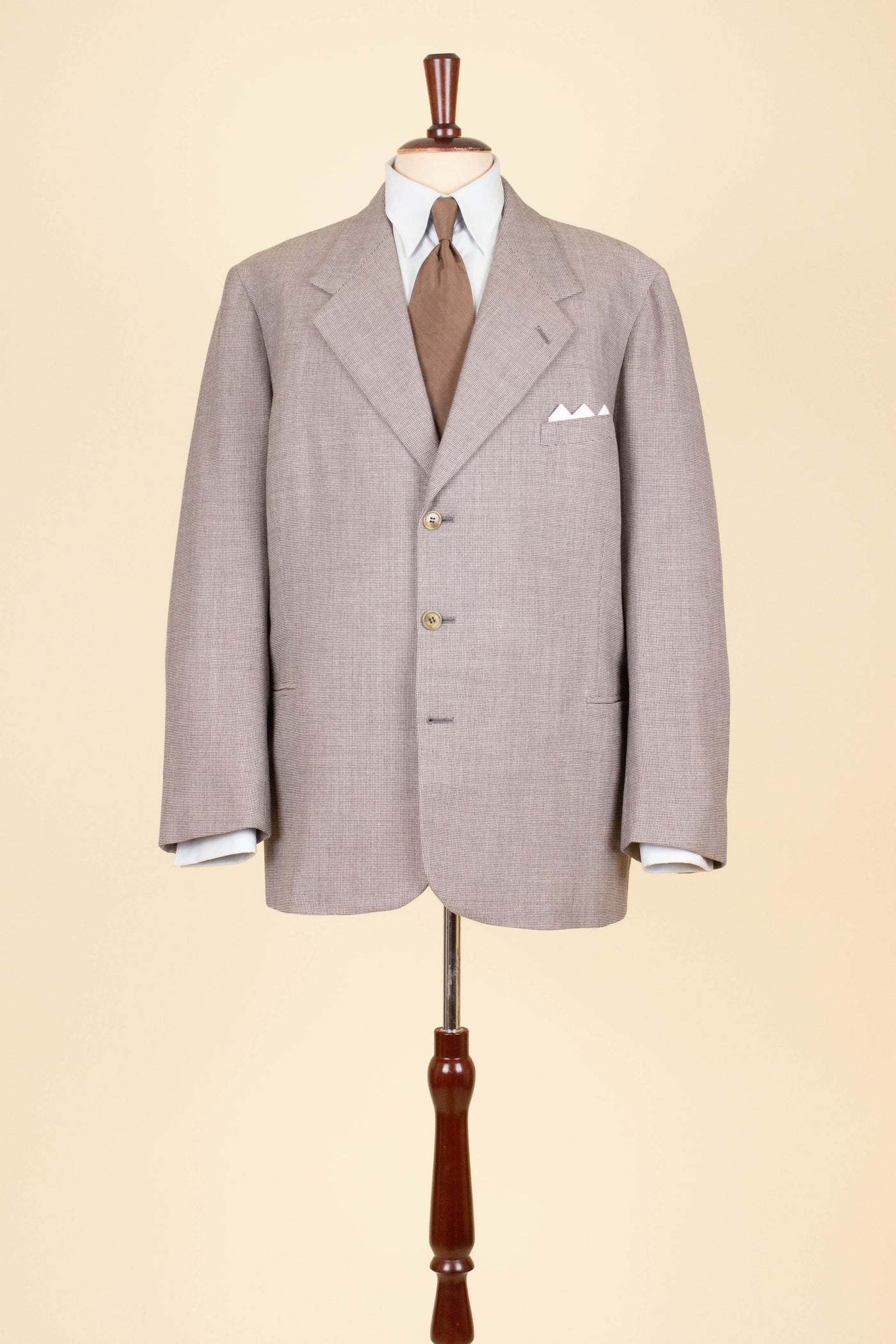 SWEDISH 1940S LIGHT GREY-BEIGE SMALL PATTERNED TWO PIECE SINGLE BREASTED SUIT. SIZE CA EU 54