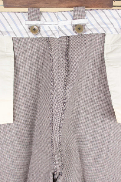 SWEDISH 1940S LIGHT GREY-BEIGE SMALL PATTERNED TWO PIECE SINGLE BREASTED SUIT. SIZE CA EU 54