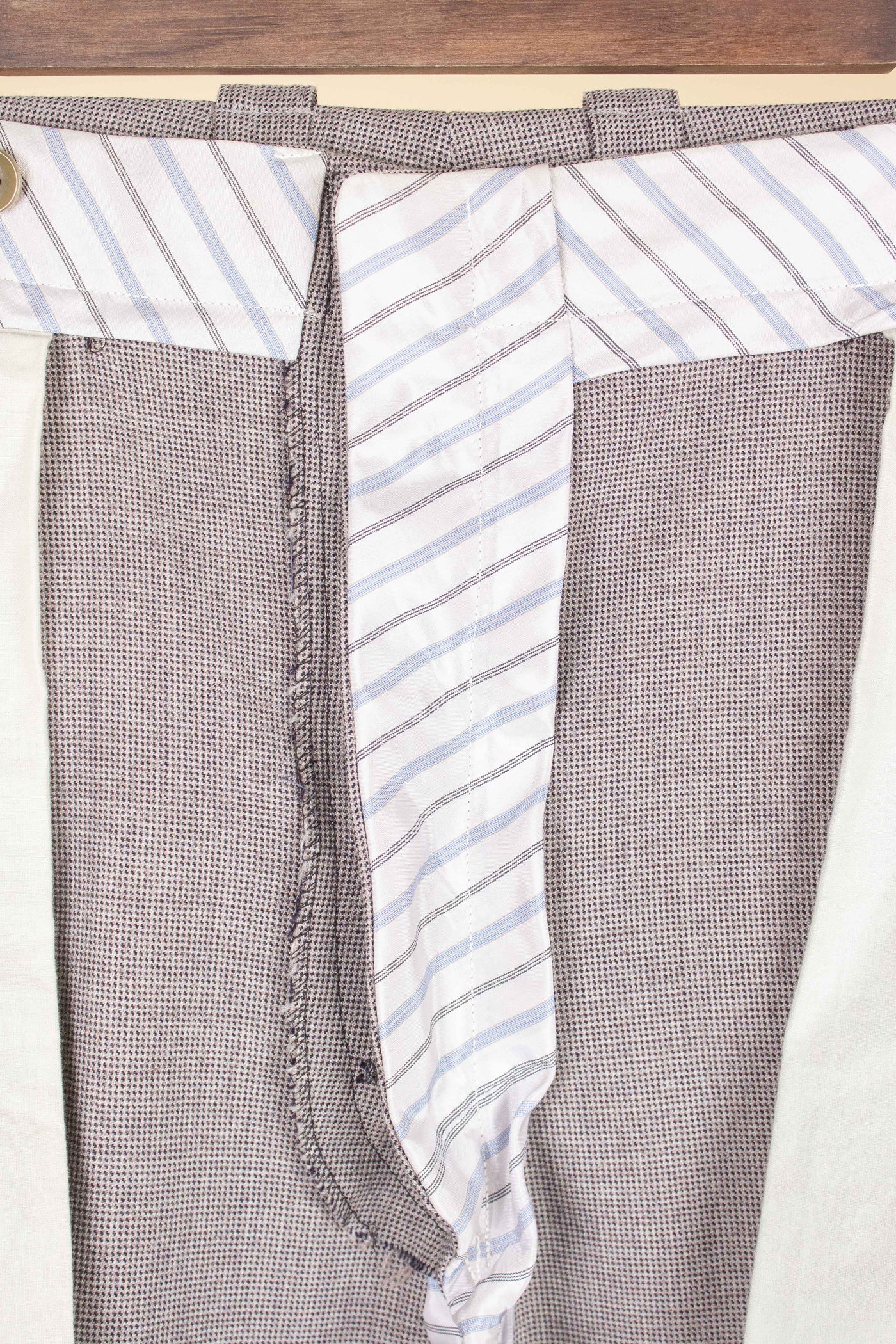 SWEDISH 1940S LIGHT GREY-BEIGE SMALL PATTERNED TWO PIECE SINGLE BREASTED SUIT. SIZE CA EU 54