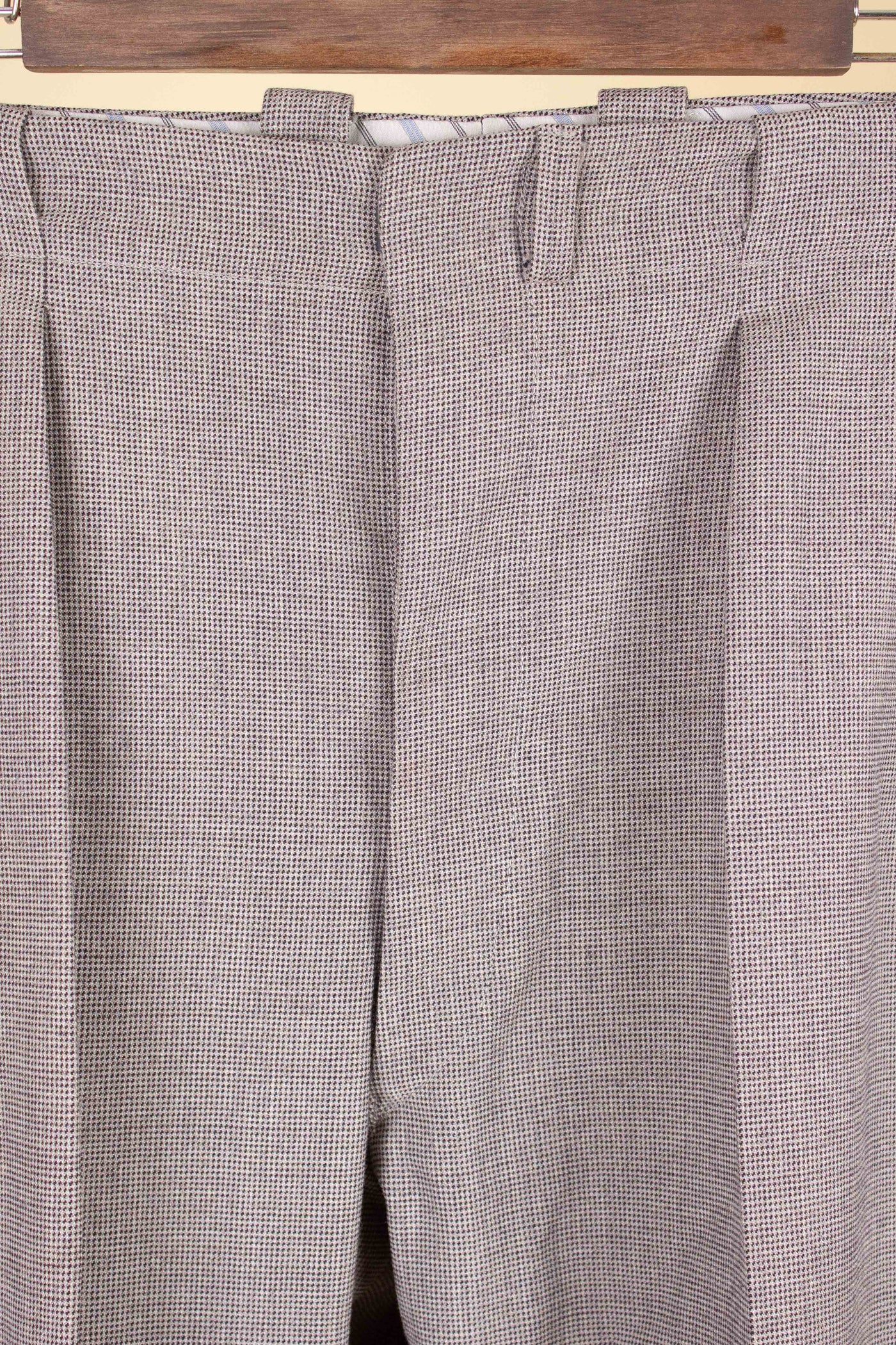 SWEDISH 1940S LIGHT GREY-BEIGE SMALL PATTERNED TWO PIECE SINGLE BREASTED SUIT. SIZE CA EU 54