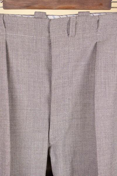 SWEDISH 1940S LIGHT GREY-BEIGE SMALL PATTERNED TWO PIECE SINGLE BREASTED SUIT. SIZE CA EU 54
