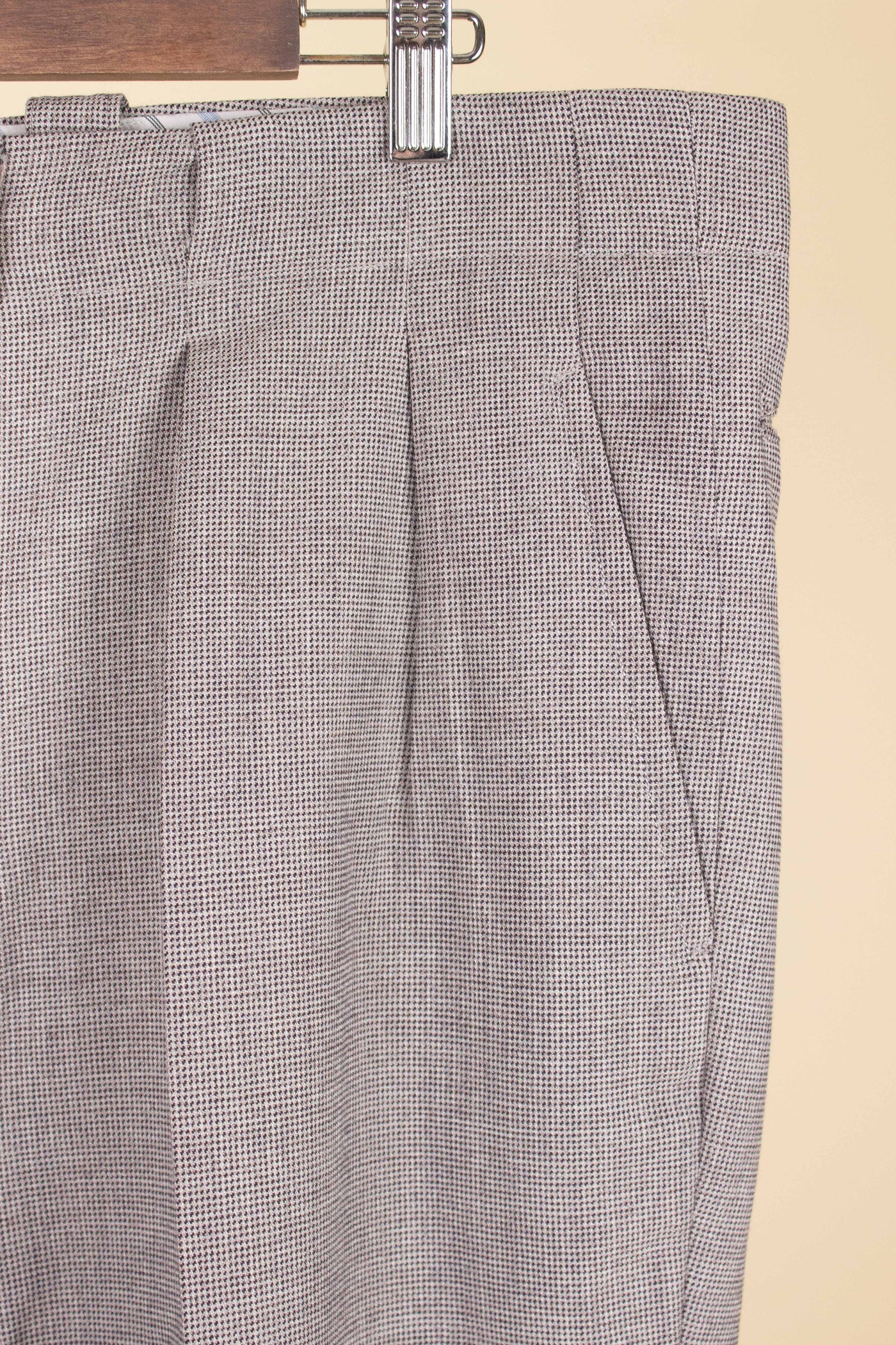 SWEDISH 1940S LIGHT GREY-BEIGE SMALL PATTERNED TWO PIECE SINGLE BREASTED SUIT. SIZE CA EU 54