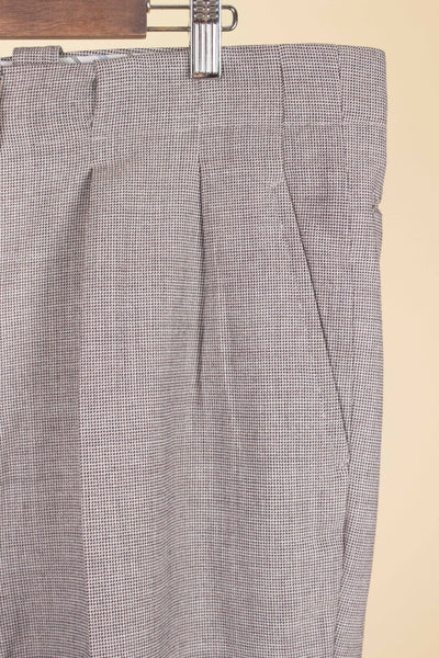 SWEDISH 1940S LIGHT GREY-BEIGE SMALL PATTERNED TWO PIECE SINGLE BREASTED SUIT. SIZE CA EU 54
