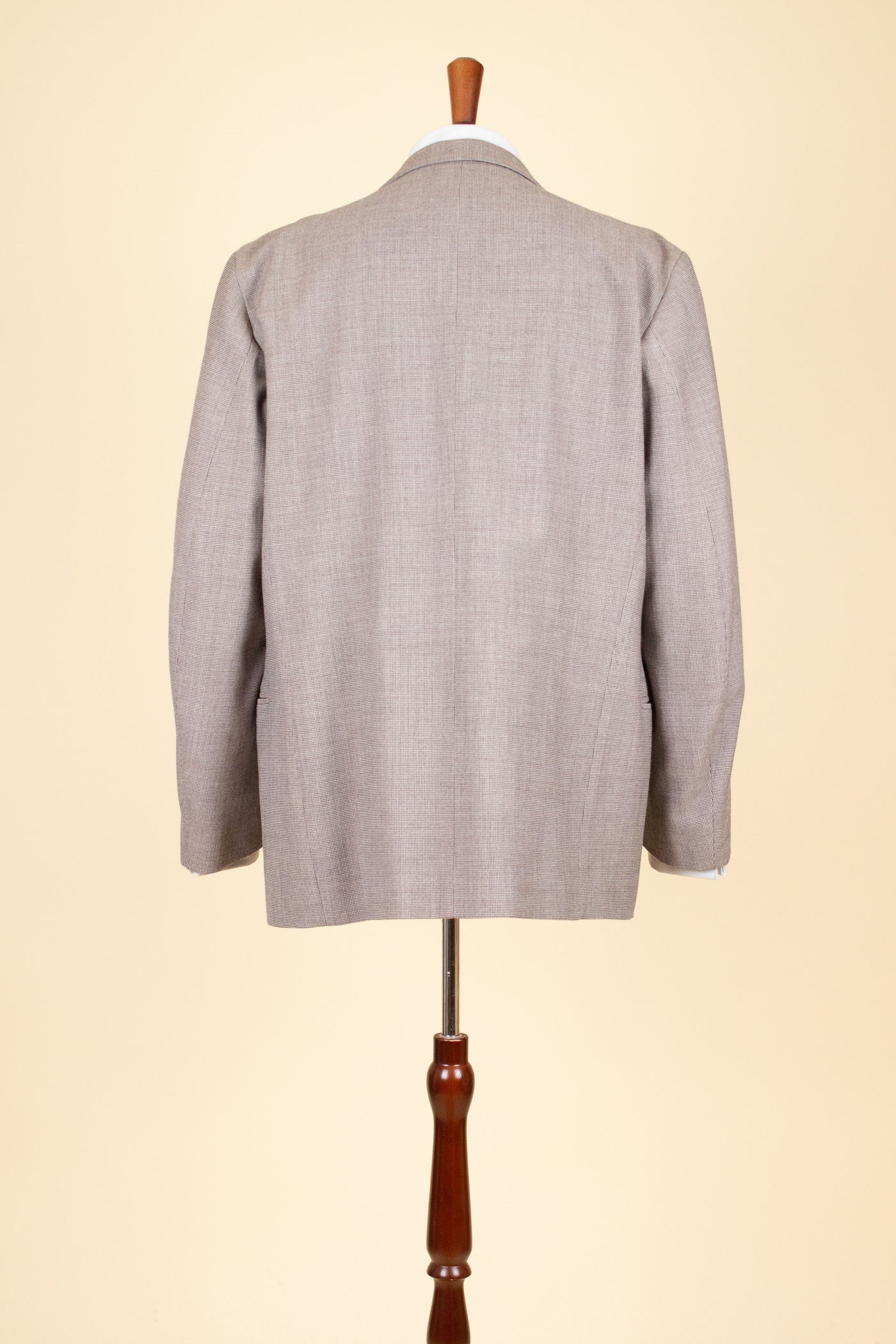 SWEDISH 1940S LIGHT GREY-BEIGE SMALL PATTERNED TWO PIECE SINGLE BREASTED SUIT. SIZE CA EU 54