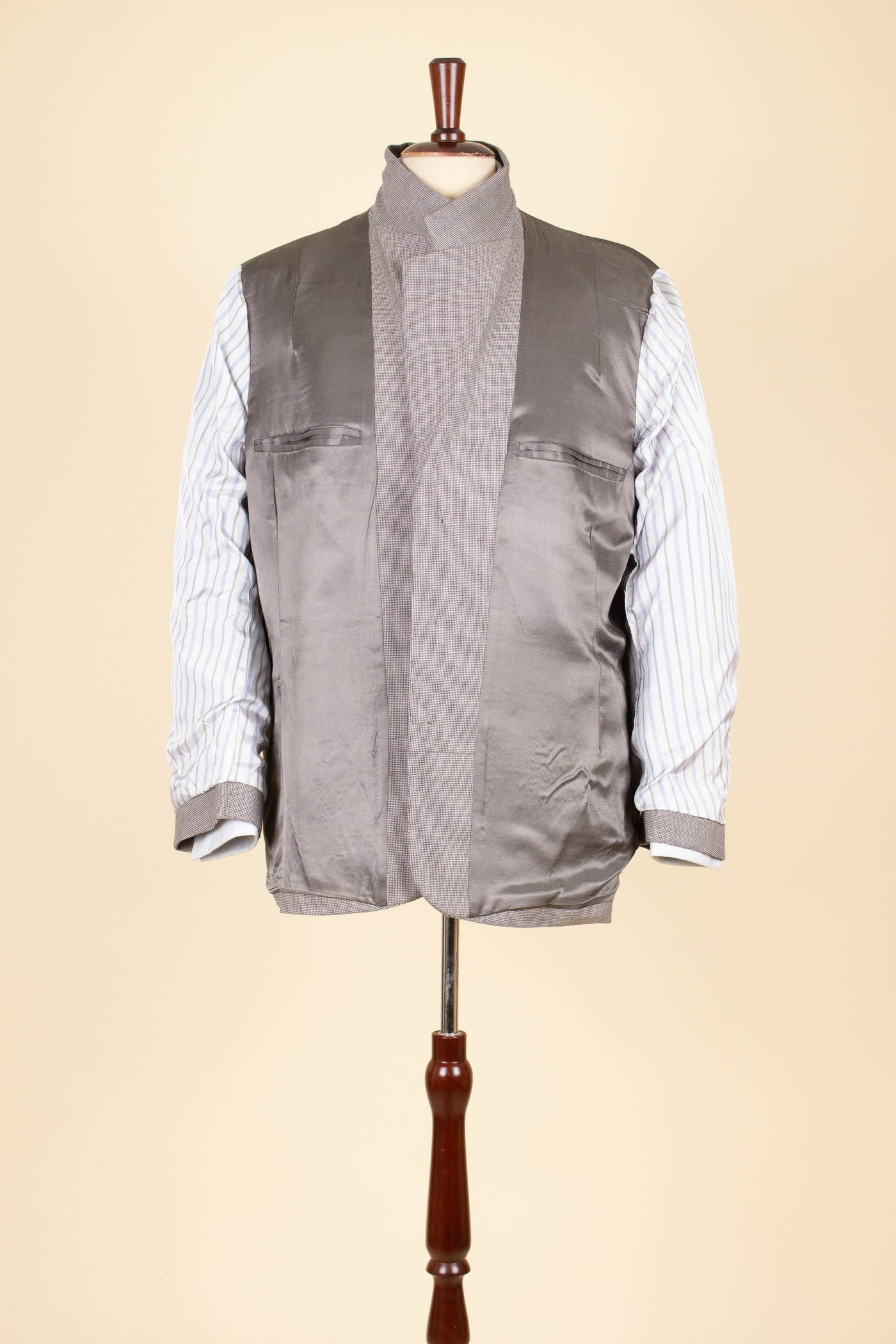 SWEDISH 1940S LIGHT GREY-BEIGE SMALL PATTERNED TWO PIECE SINGLE BREASTED SUIT. SIZE CA EU 54