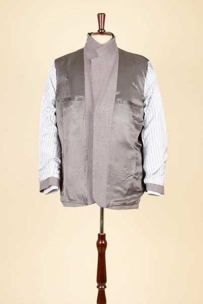SWEDISH 1940S LIGHT GREY-BEIGE SMALL PATTERNED TWO PIECE SINGLE BREASTED SUIT. SIZE CA EU 54