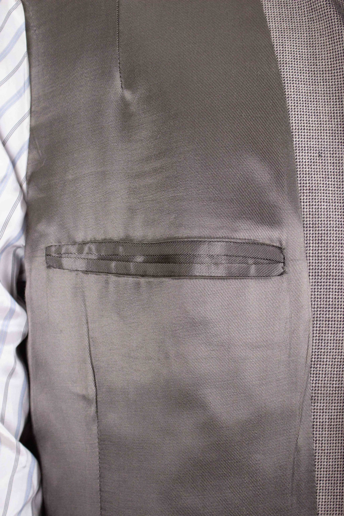 SWEDISH 1940S LIGHT GREY-BEIGE SMALL PATTERNED TWO PIECE SINGLE BREASTED SUIT. SIZE CA EU 54