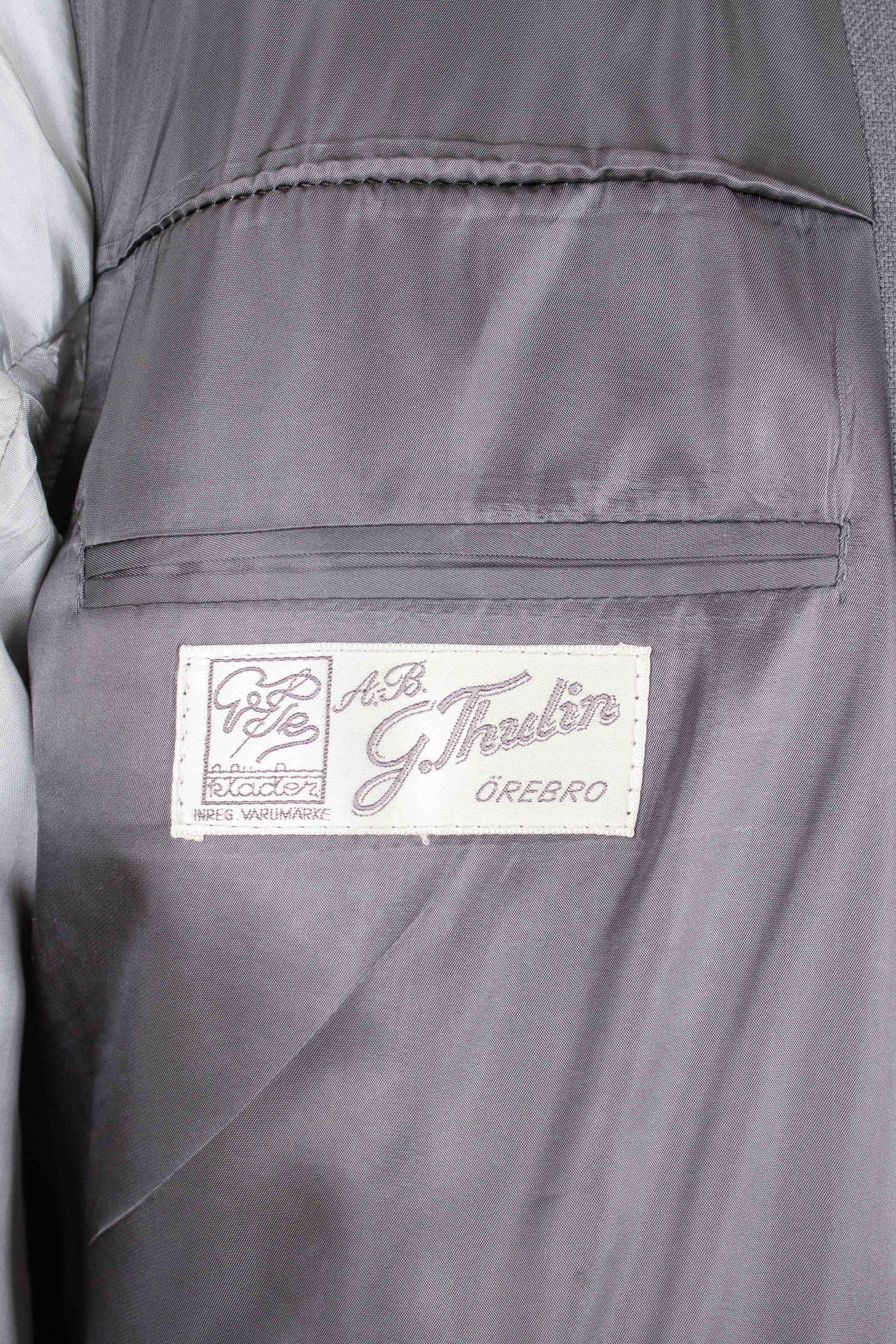 SWEDISH 1950S/1960S MID-GREY SINGLE BREASTED TWO PIECE SUIT BY G. THULIN.  SIZE CA EU 54 SHORT
