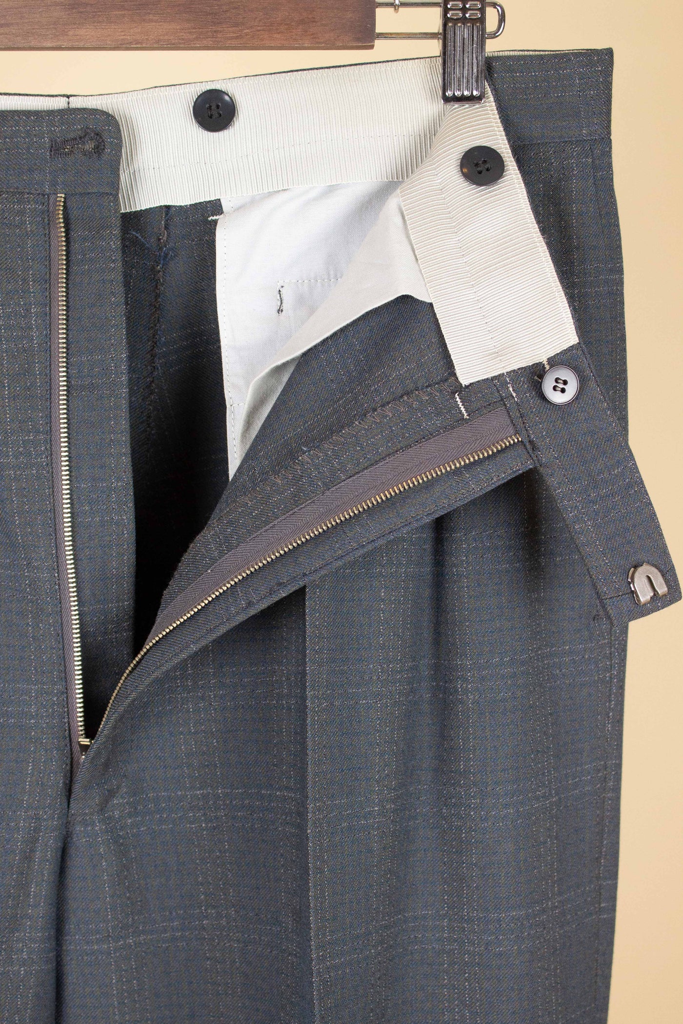 SWEDISH 1950S BLUE-GREEN CHECKERED TWO PIECE SUIT BY ESSGE. SIZE CA EU 50 LONG