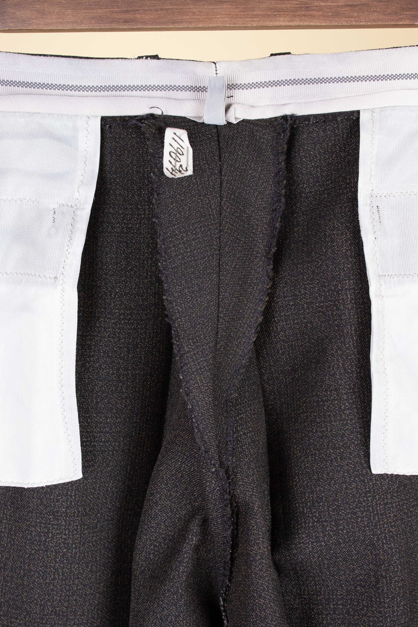SWEDISH 1950S DARK GREY MINGLED TWO PIECE SUIT BY RAPPSON. SIZE CA EU 50