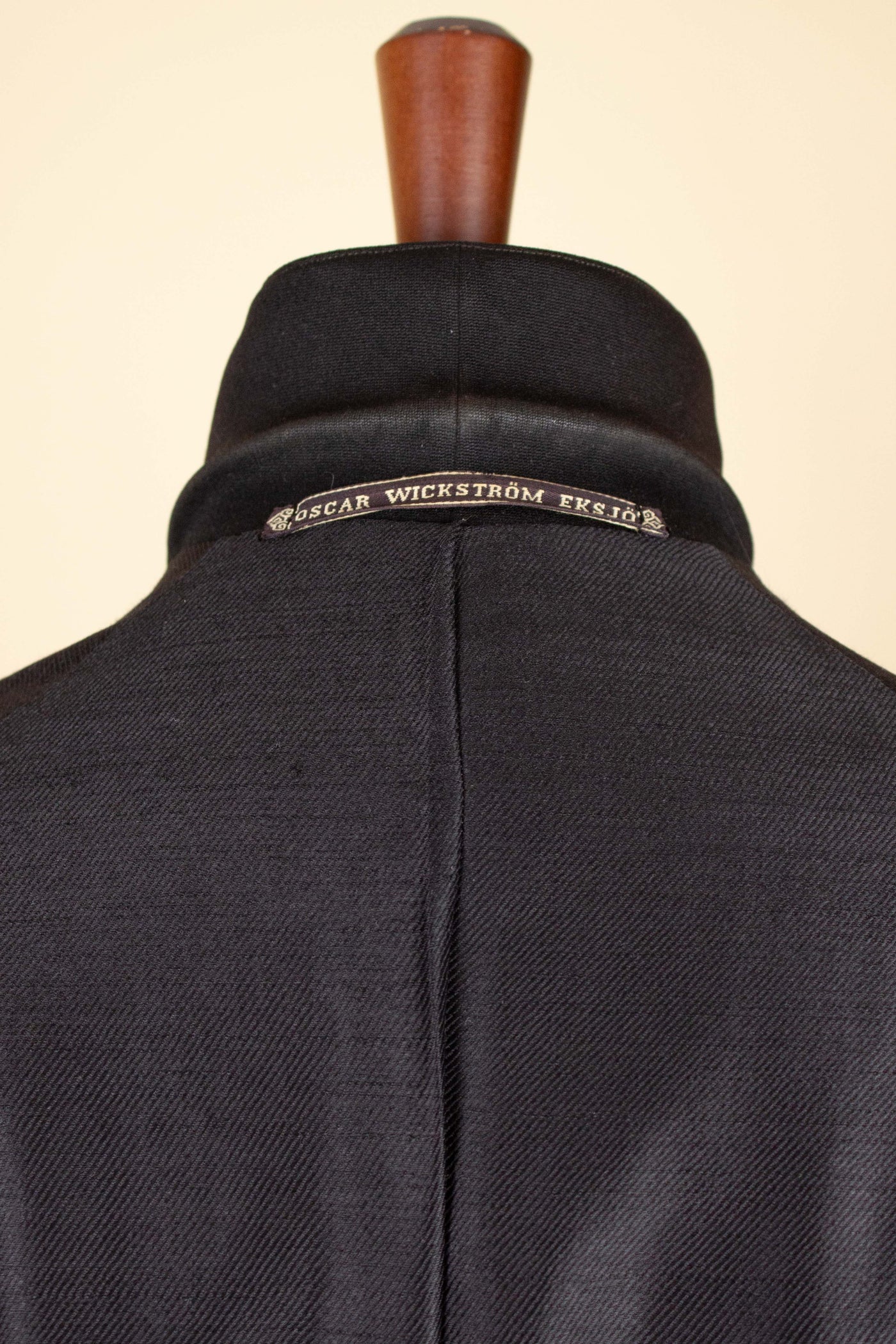 SWEDISH BLACK 1908 BESPOKE SINGLE BREASTED FROCK COAT SET. SIZE CA EU 44