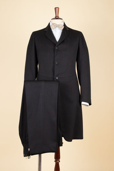 SWEDISH BLACK 1908 BESPOKE SINGLE BREASTED FROCK COAT SET. SIZE CA EU 44
