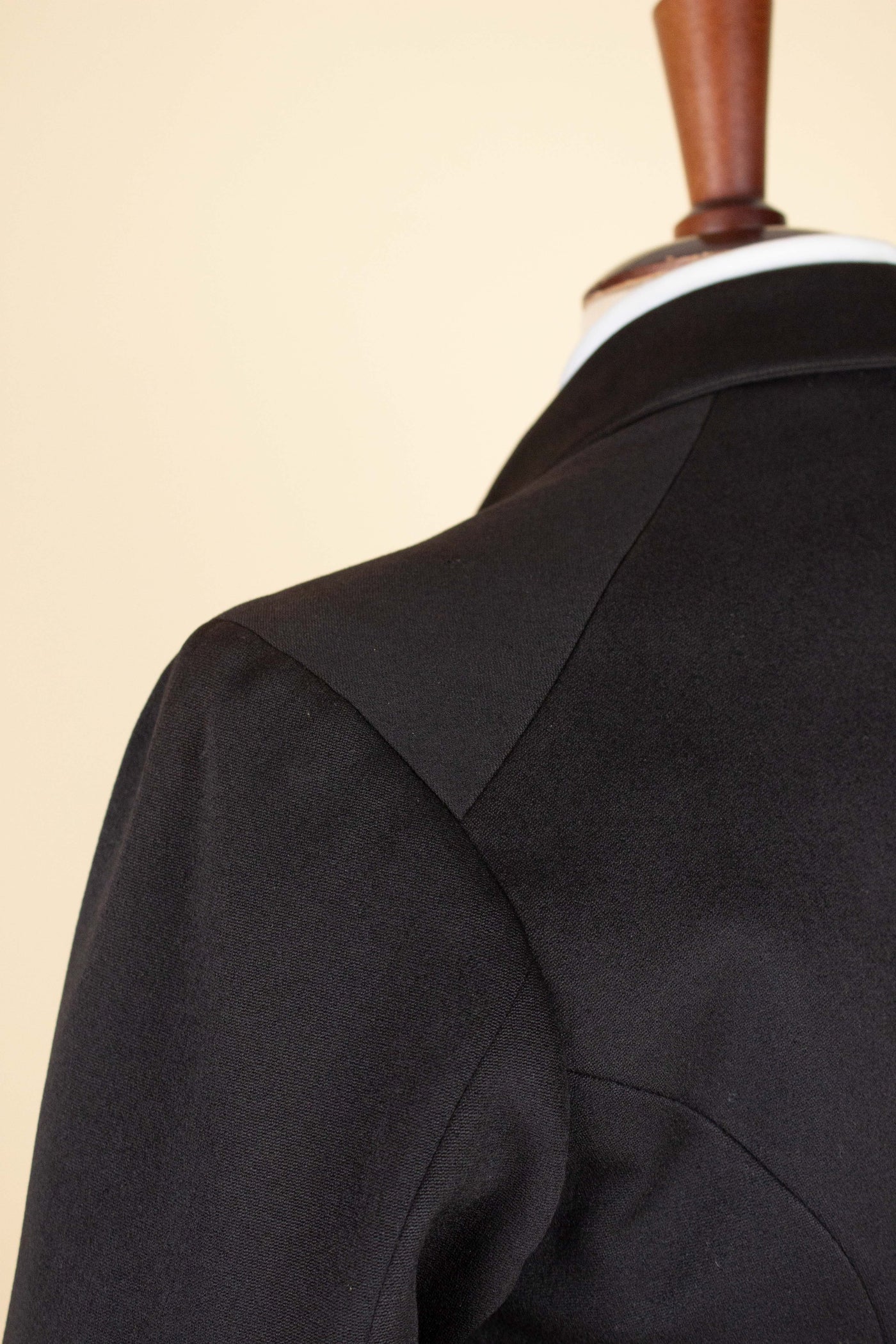 SWEDISH BLACK 1908 BESPOKE SINGLE BREASTED FROCK COAT SET. SIZE CA EU 44