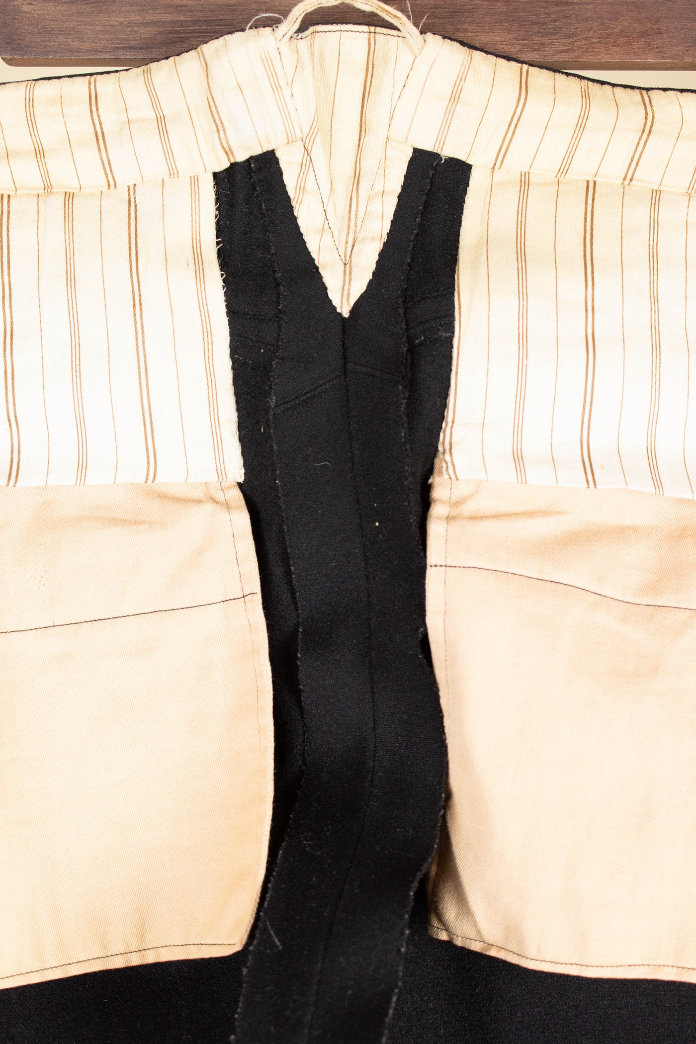 SWEDISH BLACK 1908 BESPOKE SINGLE BREASTED FROCK COAT SET. SIZE CA EU 44
