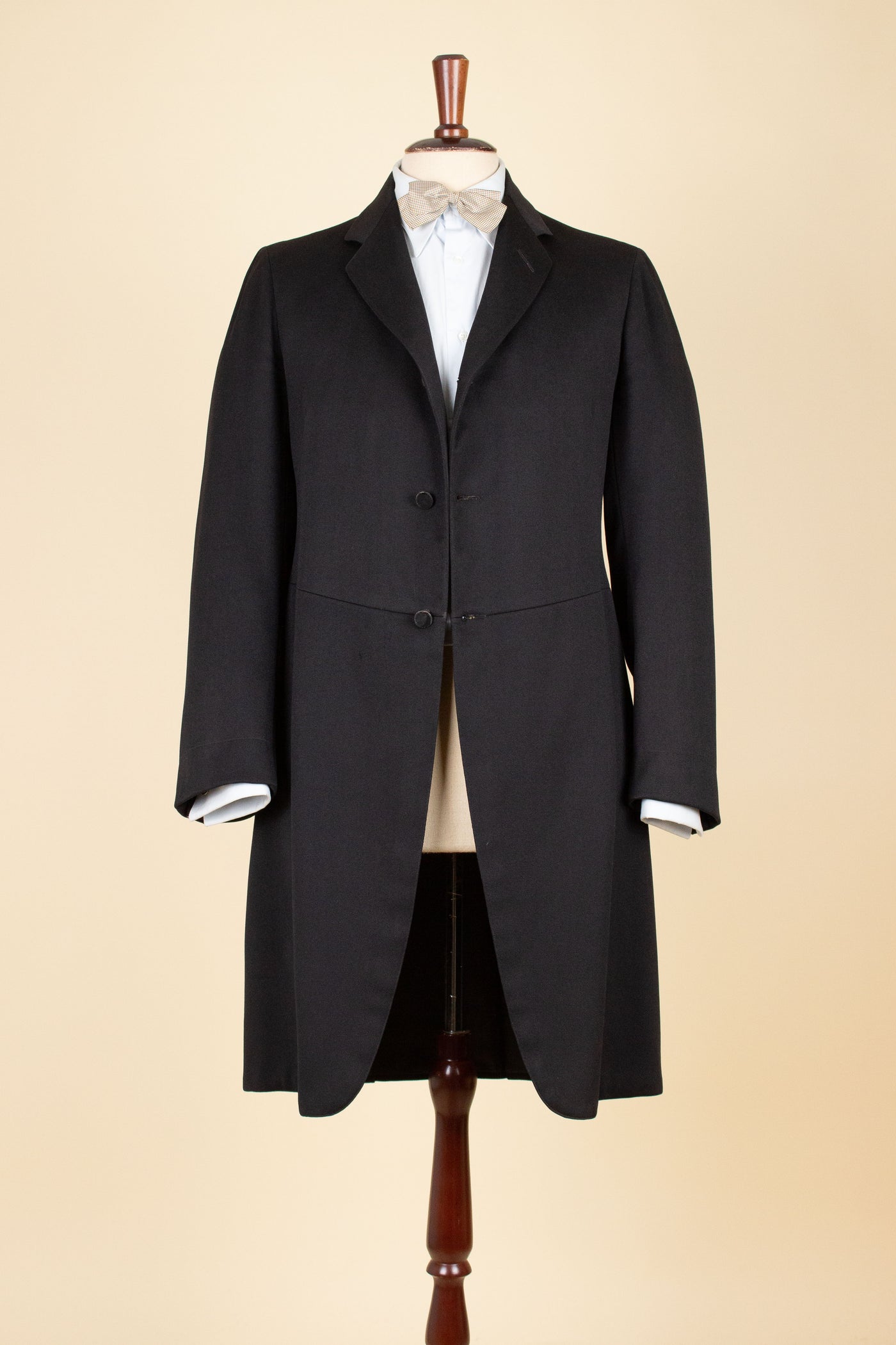 SWEDISH BLACK 1908 BESPOKE SINGLE BREASTED FROCK COAT SET. SIZE CA EU 44