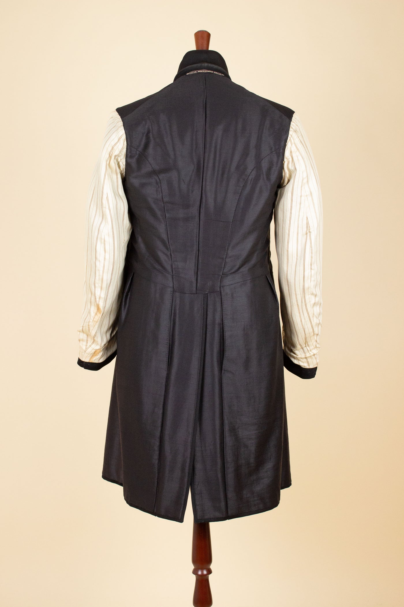 SWEDISH BLACK 1908 BESPOKE SINGLE BREASTED FROCK COAT SET. SIZE CA EU 44