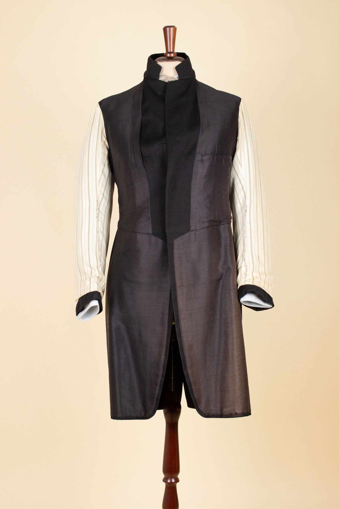 SWEDISH BLACK 1908 BESPOKE SINGLE BREASTED FROCK COAT SET. SIZE CA EU 44