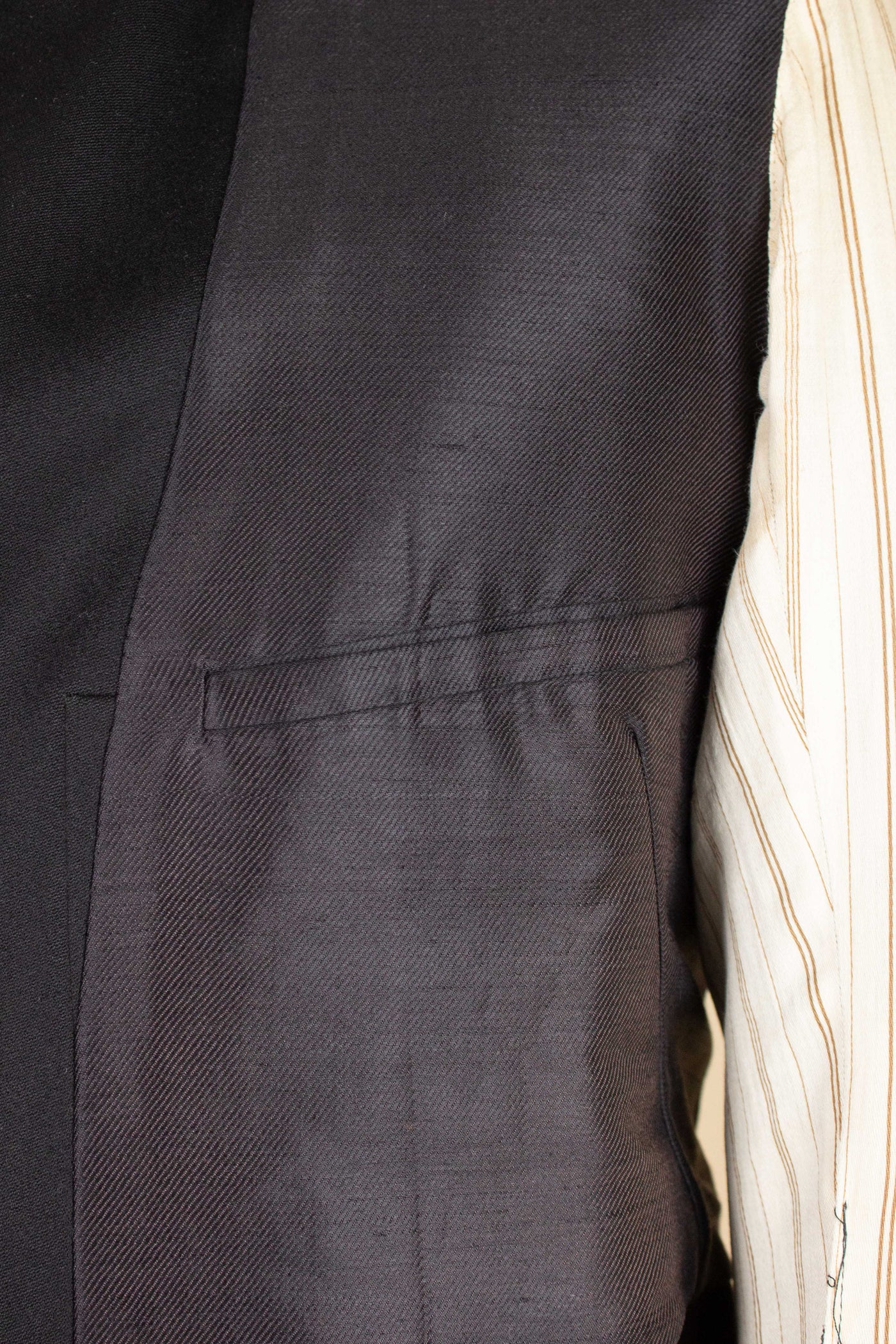 SWEDISH BLACK 1908 BESPOKE SINGLE BREASTED FROCK COAT SET. SIZE CA EU 44
