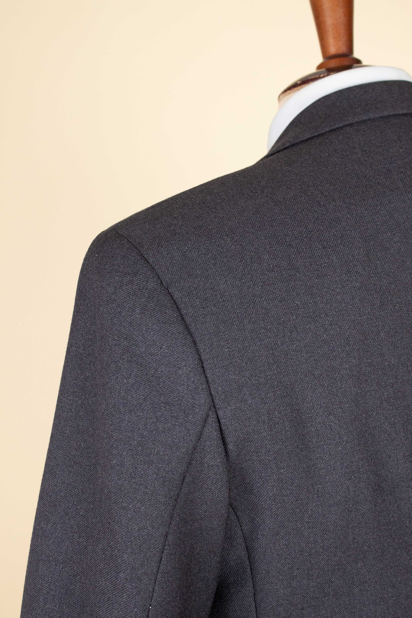 SWEDISH 1950S DARK GREY TWO PIECE SUIT BY PAUL U BERGSTRÖM. SIZE CA EU 44 LONG