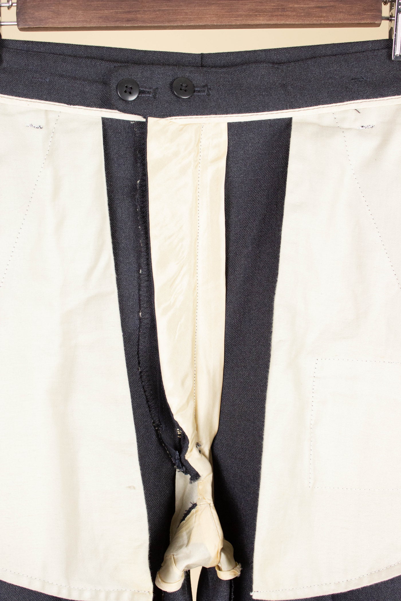 SWEDISH 1950S DARK GREY TWO PIECE SUIT BY PAUL U BERGSTRÖM. SIZE CA EU 44 LONG