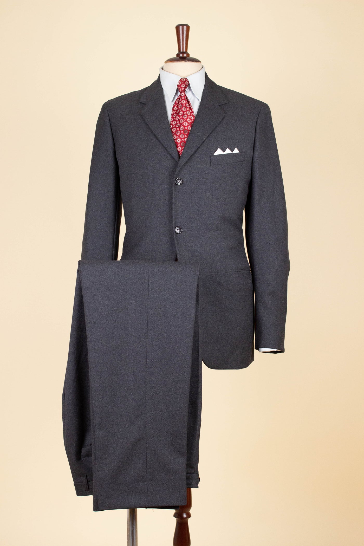 SWEDISH 1950S DARK GREY TWO PIECE SUIT BY PAUL U BERGSTRÖM. SIZE CA EU 44 LONG