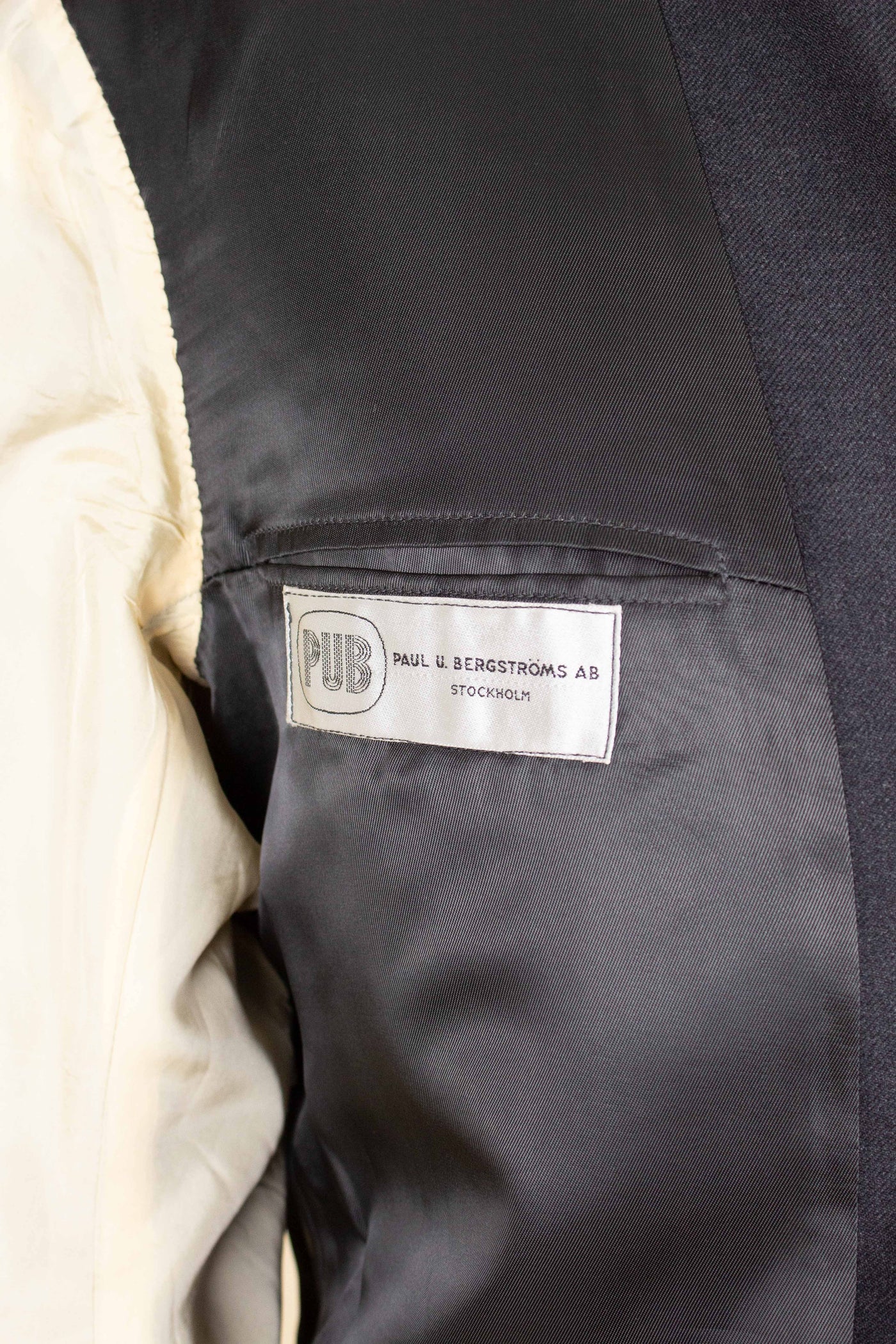SWEDISH 1950S DARK GREY TWO PIECE SUIT BY PAUL U BERGSTRÖM. SIZE CA EU 44 LONG
