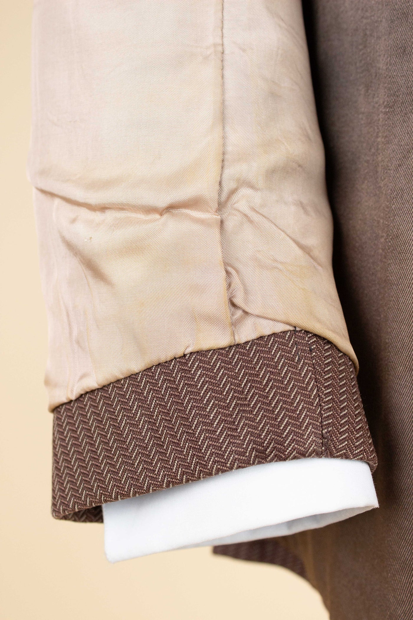 SWEDISH 1940S BROWN STRIPED SINGLE BREASTED SUIT BY ÖRNKLÄDER. SIZE CA EU 46-48