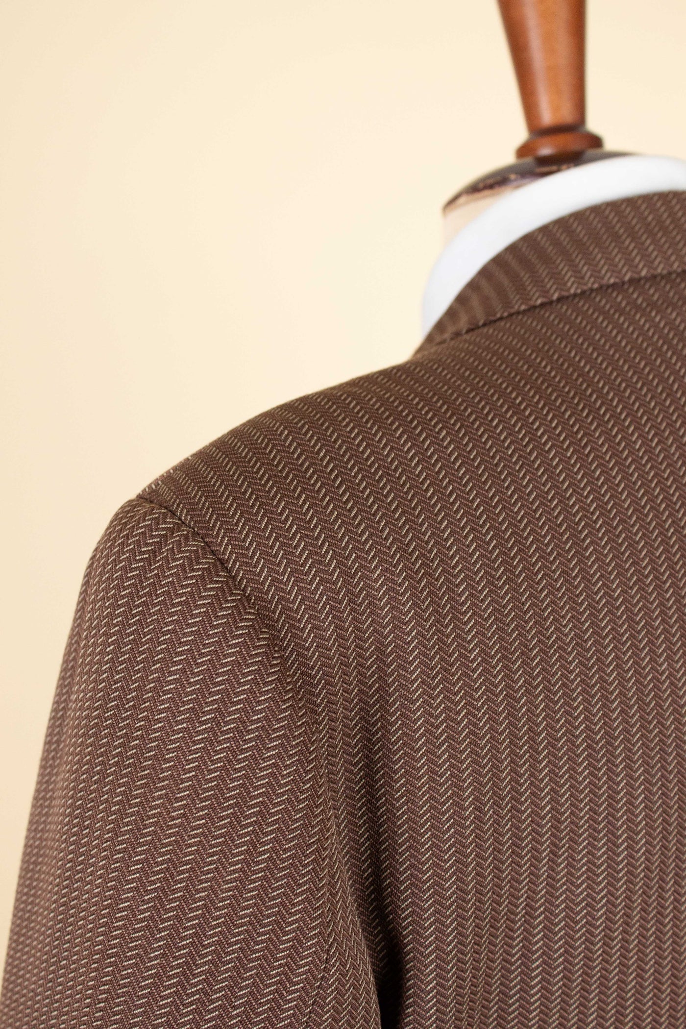 SWEDISH 1940S BROWN STRIPED SINGLE BREASTED SUIT BY ÖRNKLÄDER. SIZE CA EU 46-48