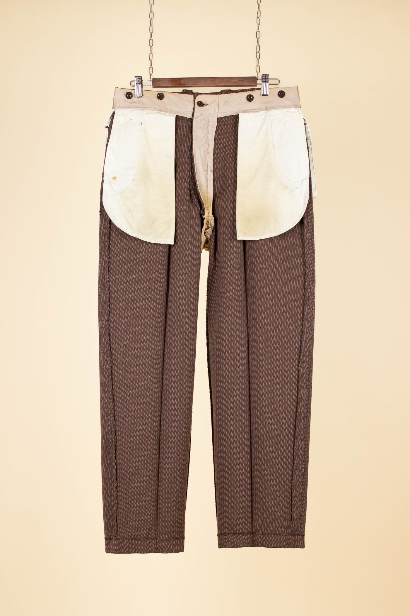 SWEDISH 1940S BROWN STRIPED SINGLE BREASTED SUIT BY ÖRNKLÄDER. SIZE CA EU 46-48