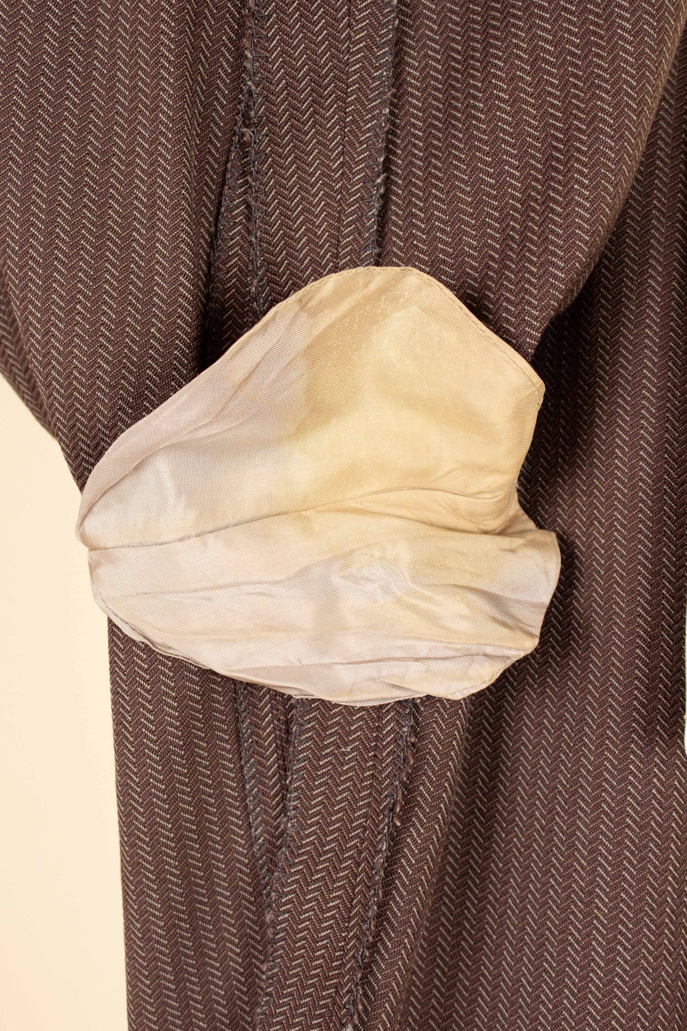 SWEDISH 1940S BROWN STRIPED SINGLE BREASTED SUIT BY ÖRNKLÄDER. SIZE CA EU 46-48