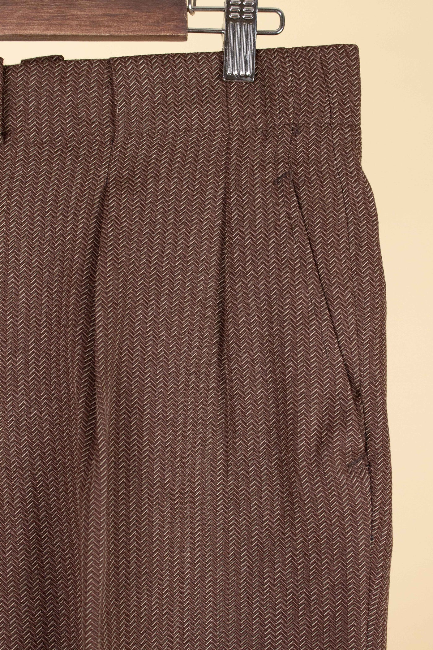 SWEDISH 1940S BROWN STRIPED SINGLE BREASTED SUIT BY ÖRNKLÄDER. SIZE CA EU 46-48