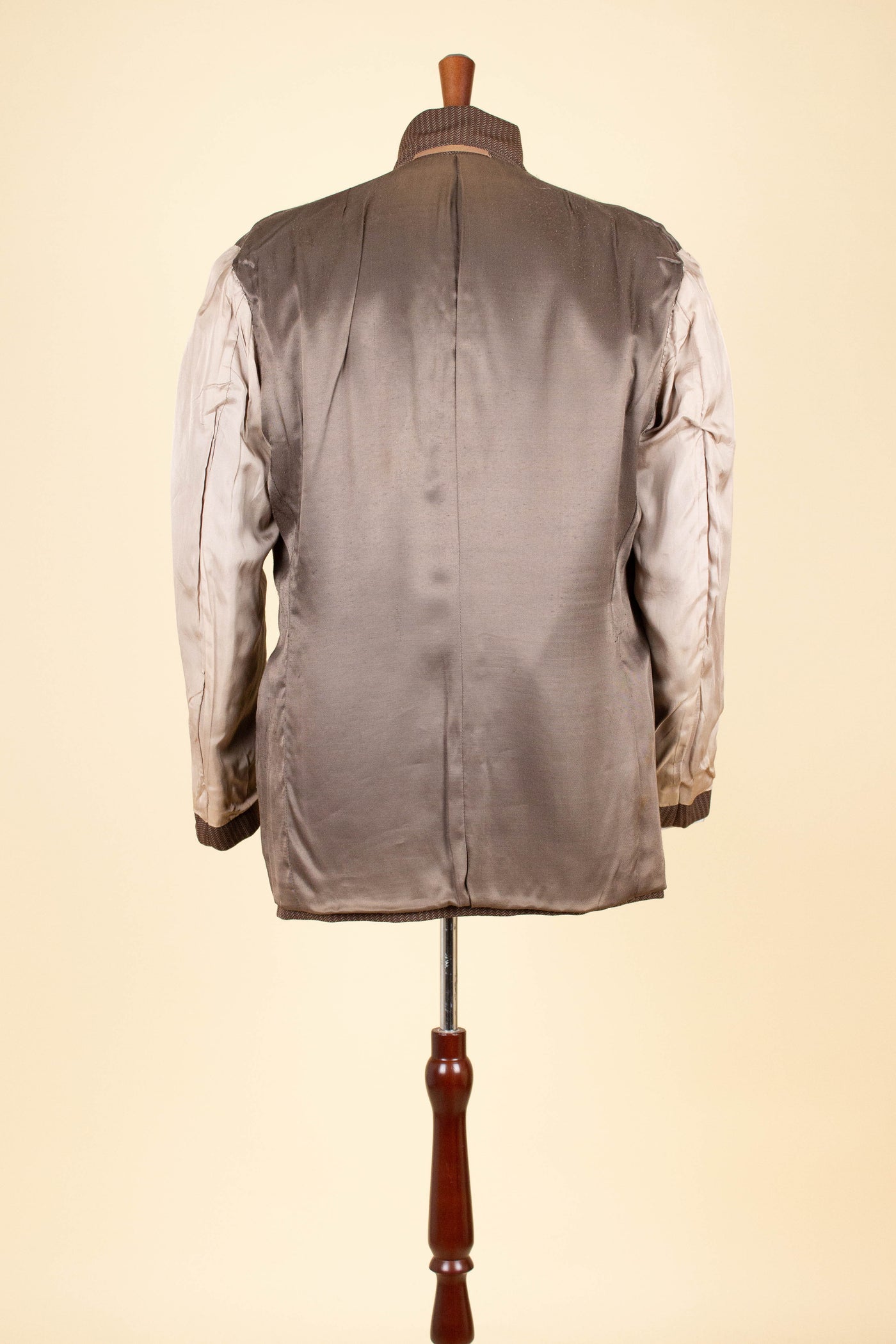 SWEDISH 1940S BROWN STRIPED SINGLE BREASTED SUIT BY ÖRNKLÄDER. SIZE CA EU 46-48