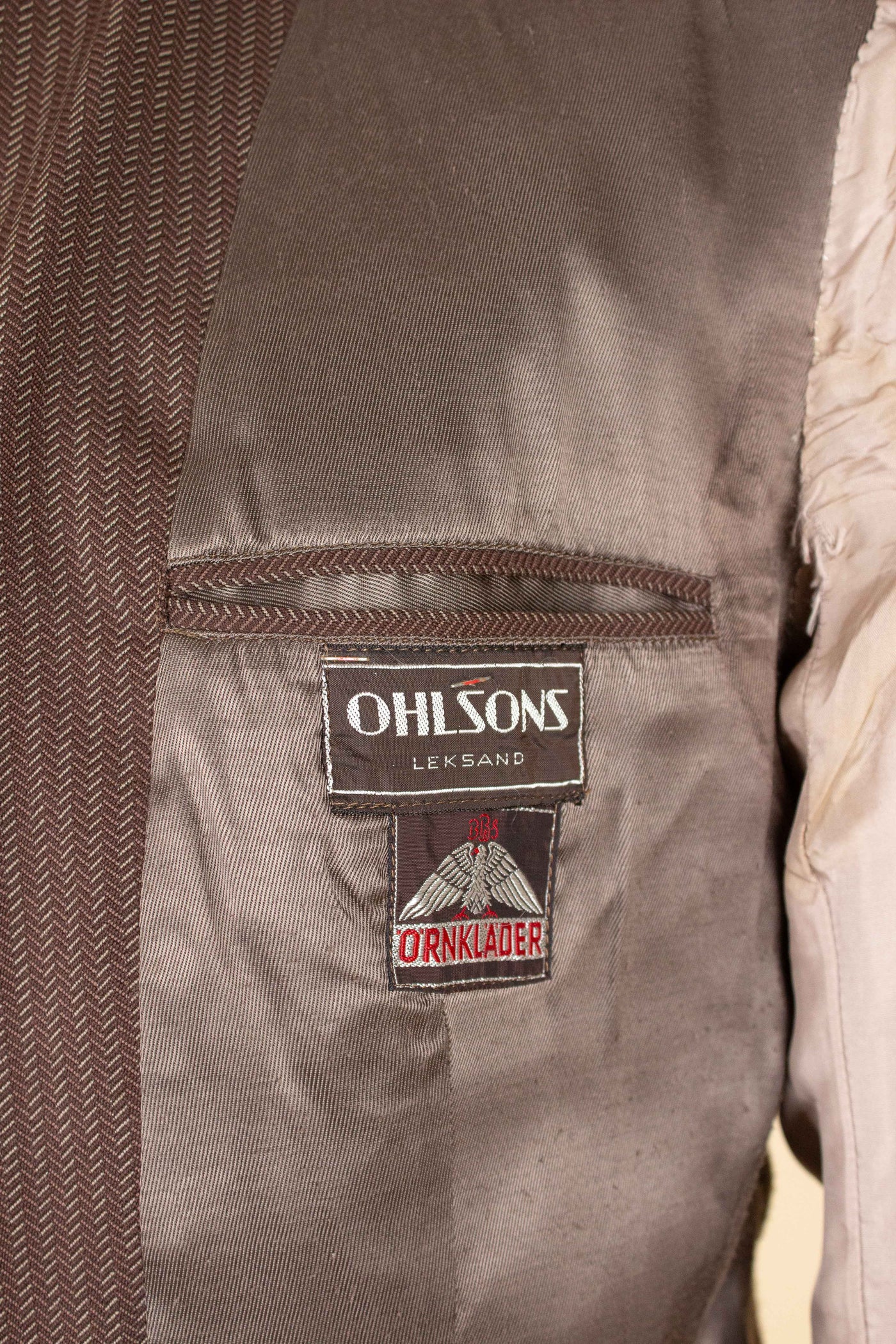 SWEDISH 1940S BROWN STRIPED SINGLE BREASTED SUIT BY ÖRNKLÄDER. SIZE CA EU 46-48