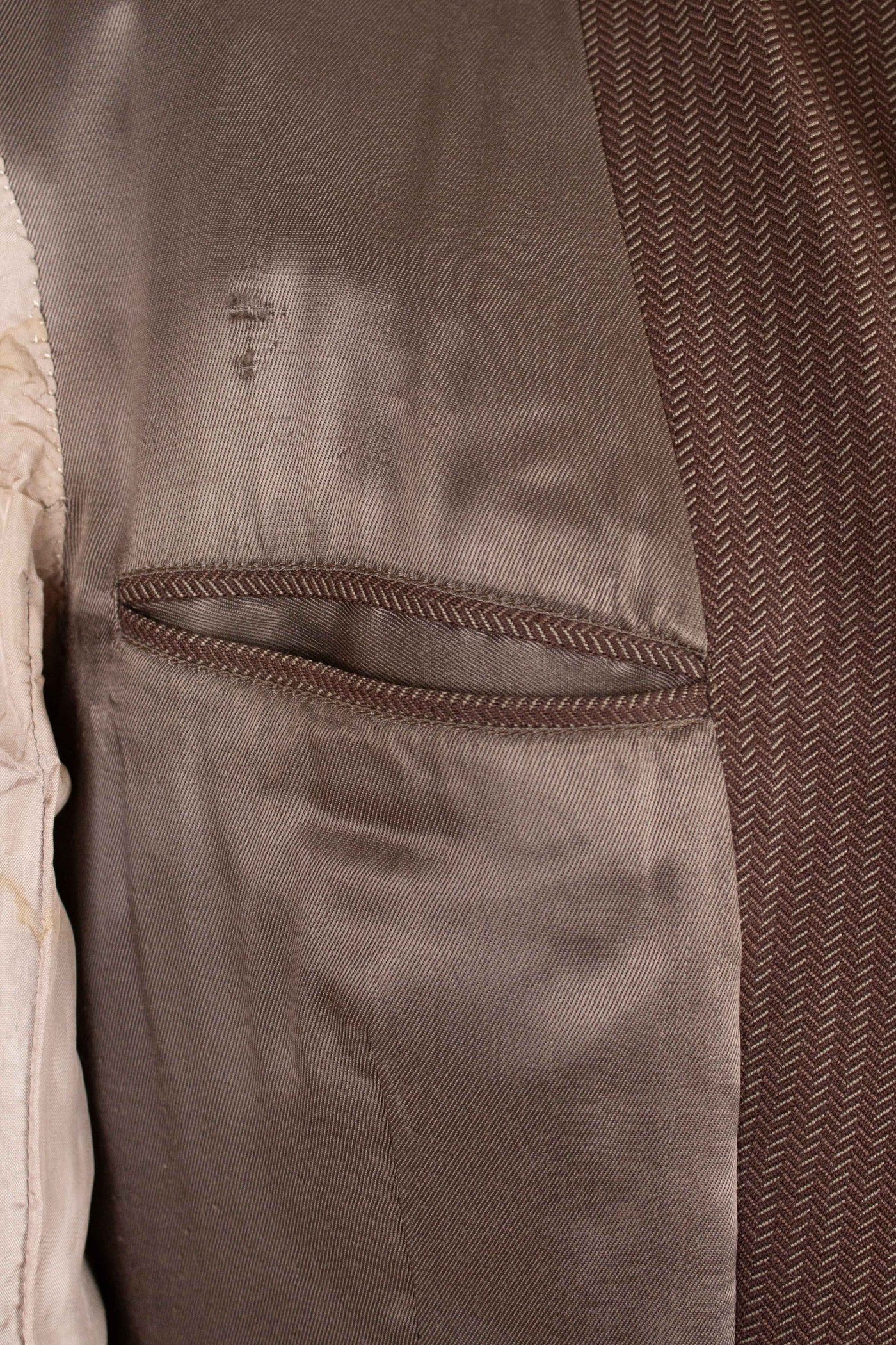 SWEDISH 1940S BROWN STRIPED SINGLE BREASTED SUIT BY ÖRNKLÄDER. SIZE CA EU 46-48