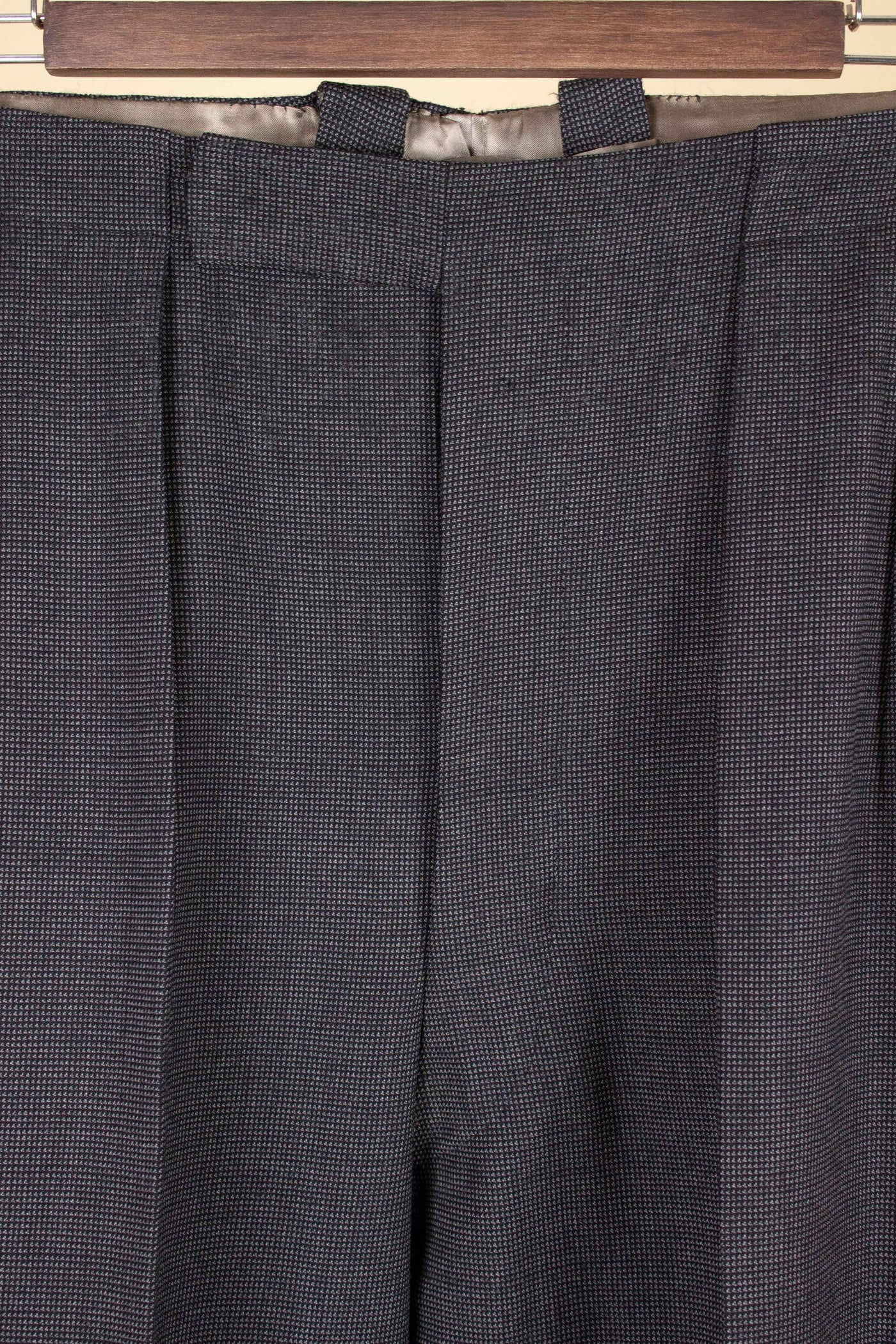 SWEDISH 1947 BESPOKE THREE PIECE SUIT BY AB SANDBERG & JOHANNESSON. SIZE CA 50-52