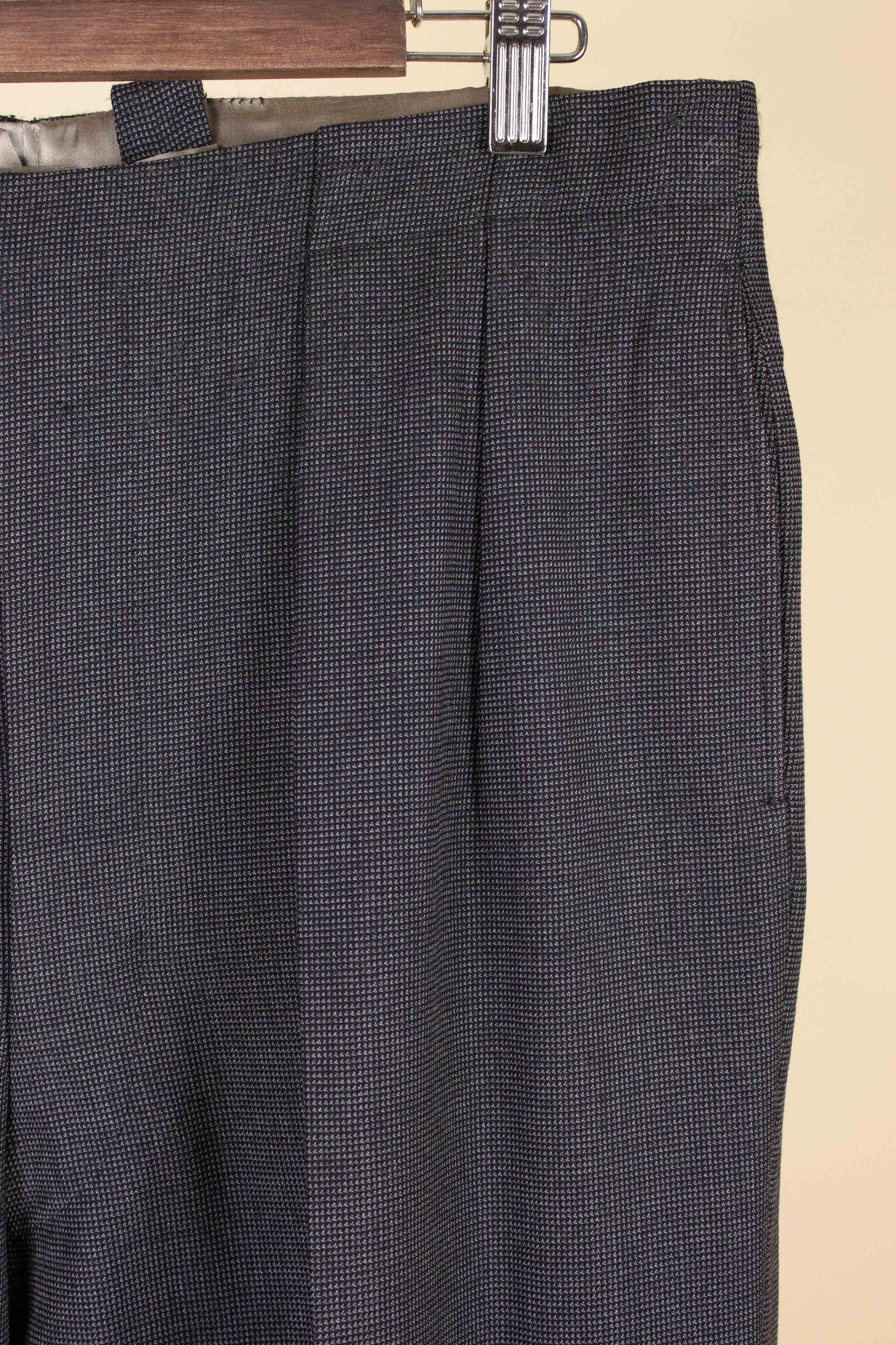 SWEDISH 1947 BESPOKE THREE PIECE SUIT BY AB SANDBERG & JOHANNESSON. SIZE CA 50-52