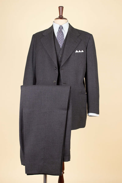 SWEDISH 1947 BESPOKE THREE PIECE SUIT BY AB SANDBERG & JOHANNESSON. SIZE CA 50-52