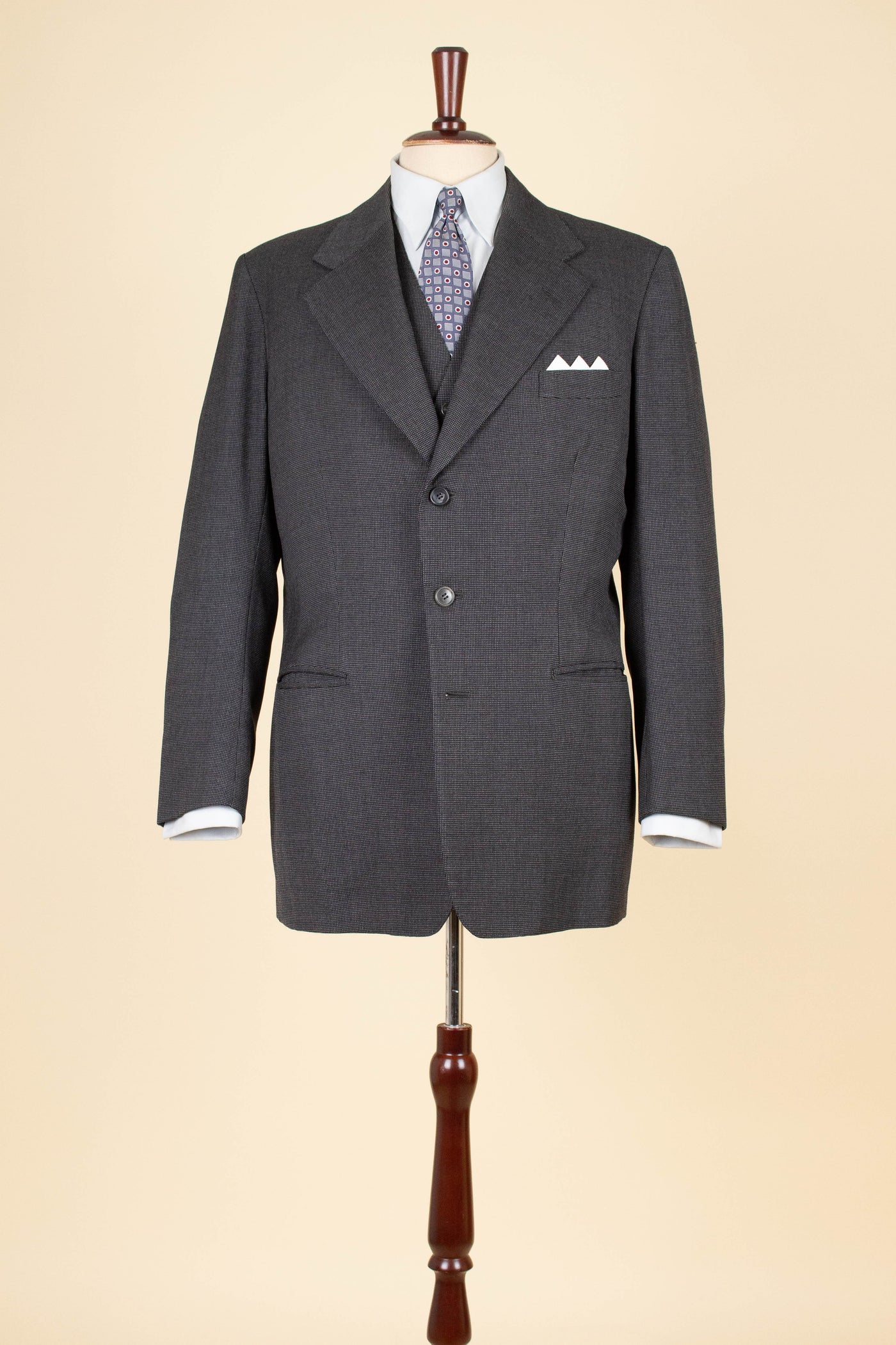 SWEDISH 1947 BESPOKE THREE PIECE SUIT BY AB SANDBERG & JOHANNESSON. SIZE CA 50-52