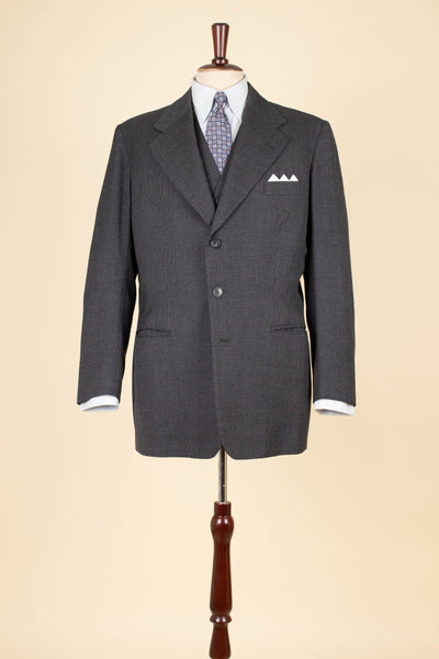 SWEDISH 1947 BESPOKE THREE PIECE SUIT BY AB SANDBERG & JOHANNESSON. SIZE CA 50-52