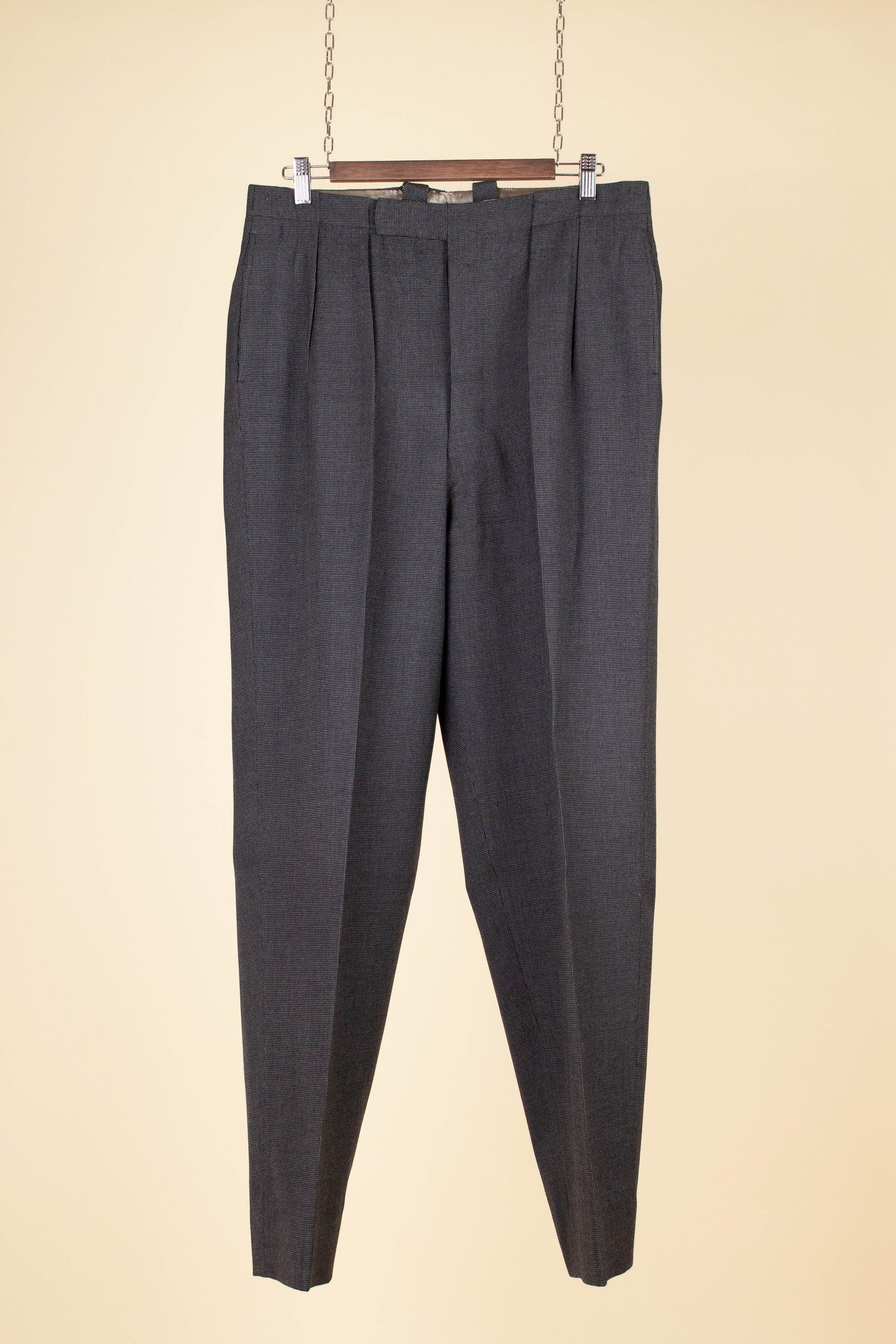 SWEDISH 1947 BESPOKE THREE PIECE SUIT BY AB SANDBERG & JOHANNESSON. SIZE CA 50-52