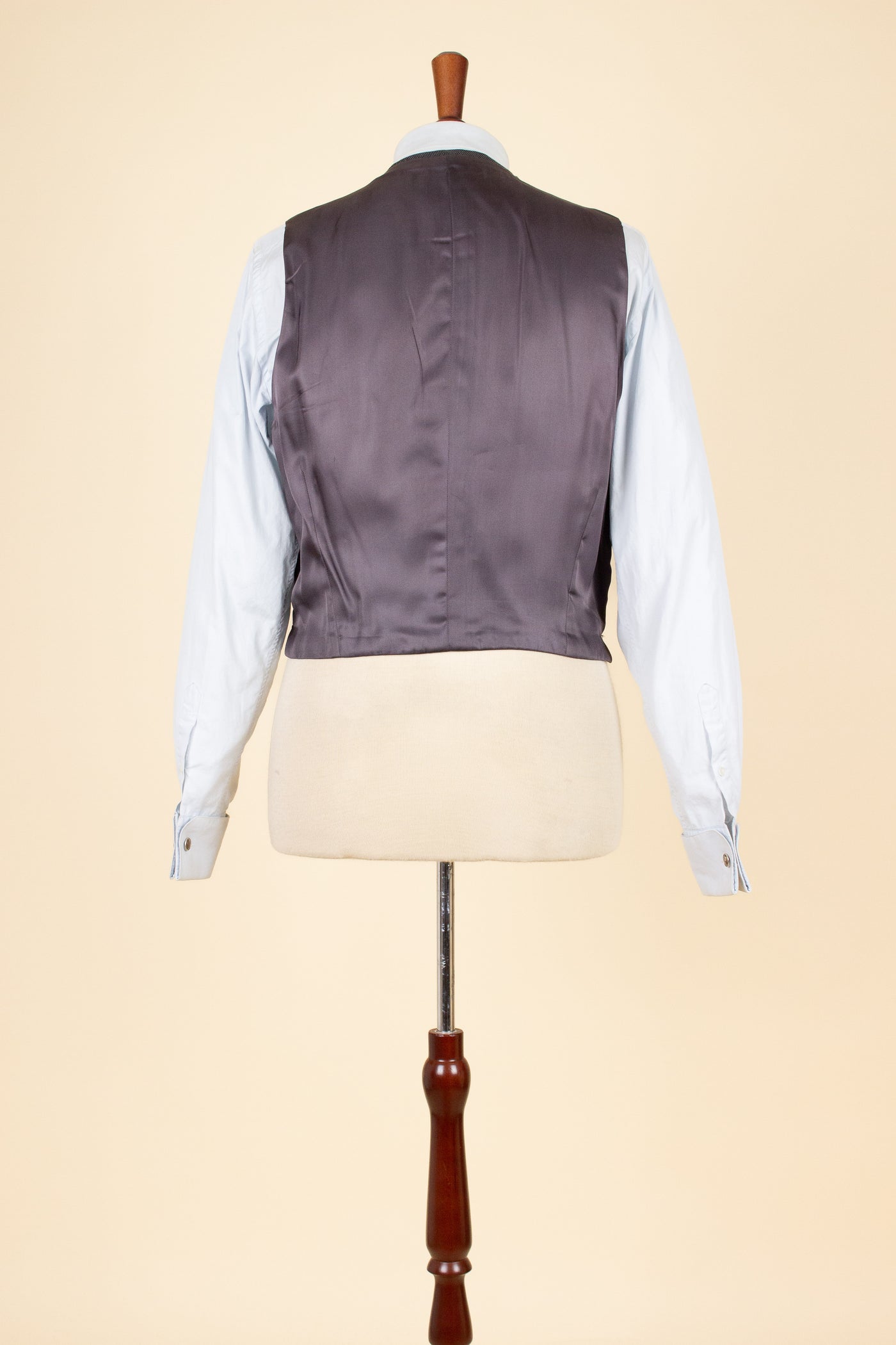 SWEDISH 1947 BESPOKE THREE PIECE SUIT BY AB SANDBERG & JOHANNESSON. SIZE CA 50-52